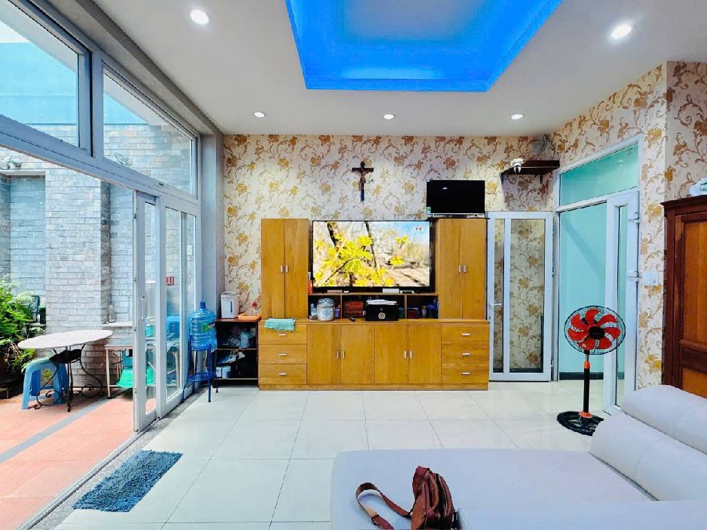 Bán nhà mặt phố 4 tầng diện tích 150m2 tại quận Tân Bình
