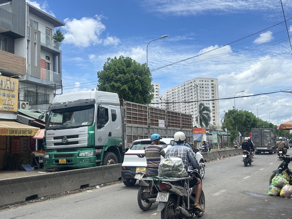 Bán nhà mặt phố kinh doanh 3 tầng Mt Nguyễn Thị Sóc, Hóc Môn, diện tích 105m2