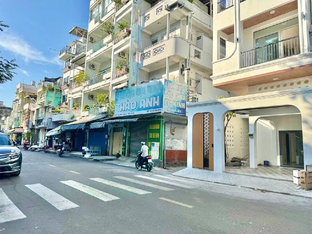Nhà 3 tầng ngay trung tâm Quận 10 - Xe hơi đỗ cửa, giá hấp dẫn