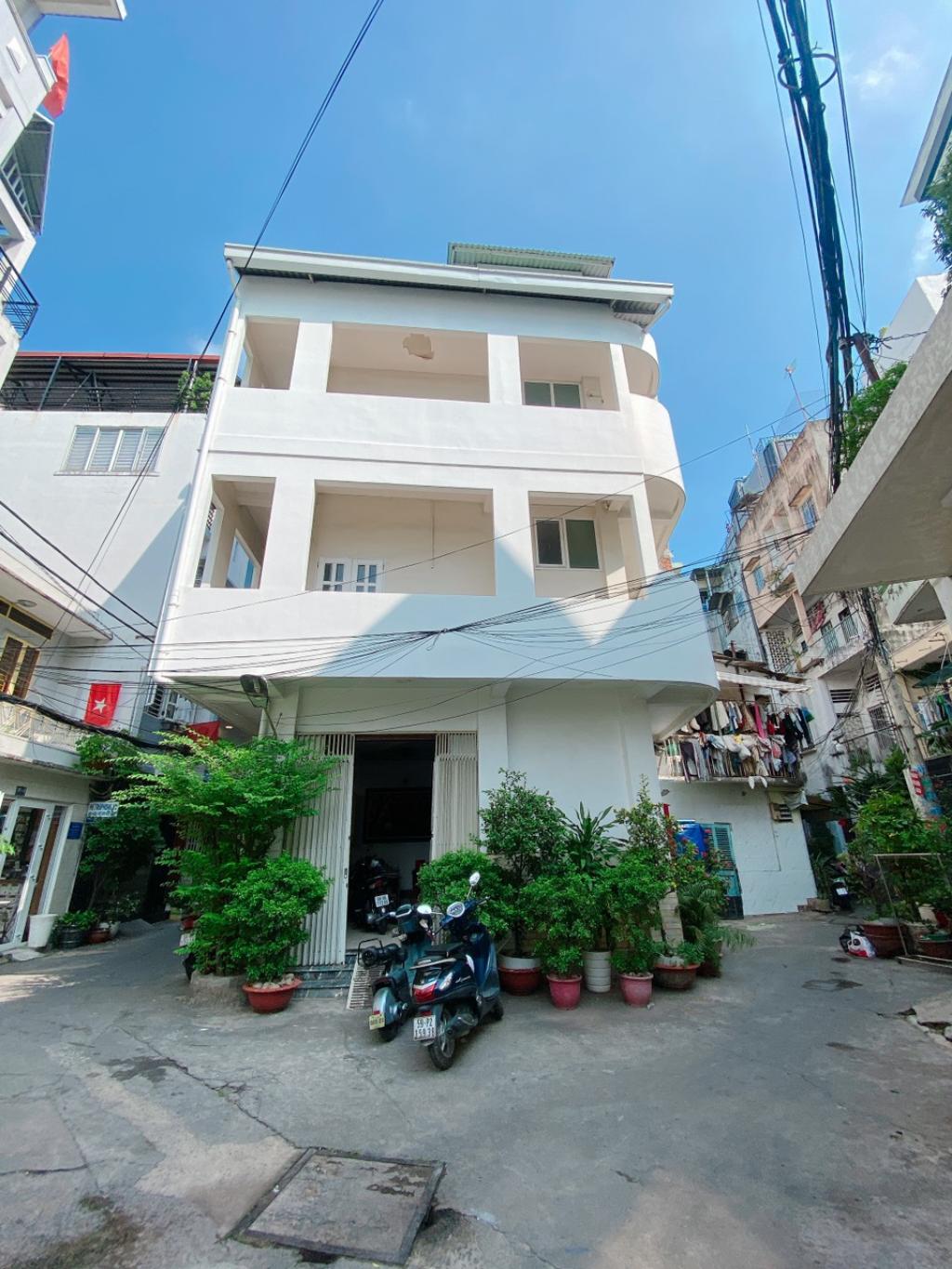 Nhà góc 3 mặt thoáng, quận 10 ngay Nhà hát Hòa Bình