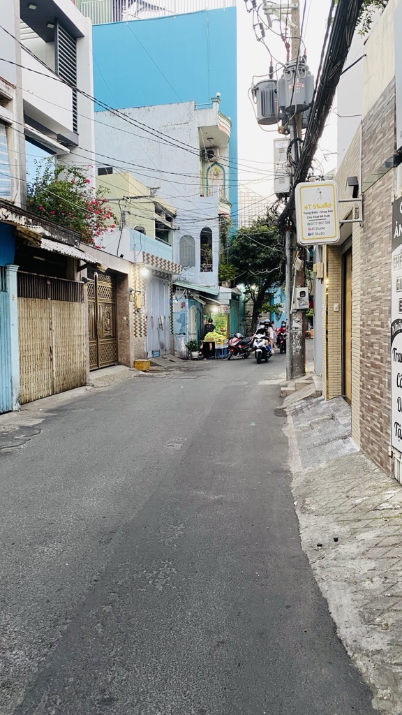 Nhà tiện xây mới mặt hẻm xe tải tại Tân Bình