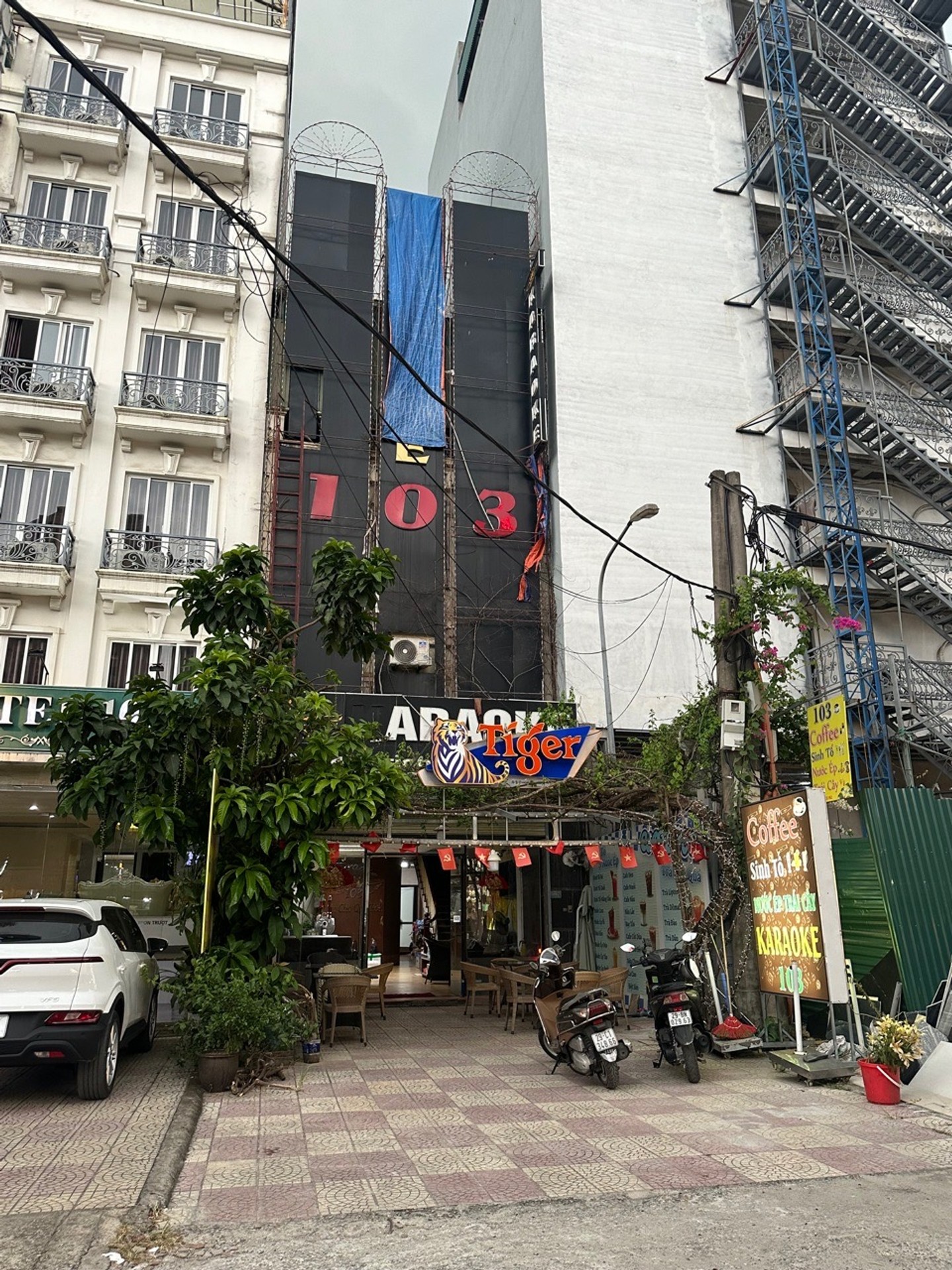 Cần Bán gấp nhà mặt phố PHÙNG HƯNG, hiện đang kinh doanh SẦM UẤT ngày đêm