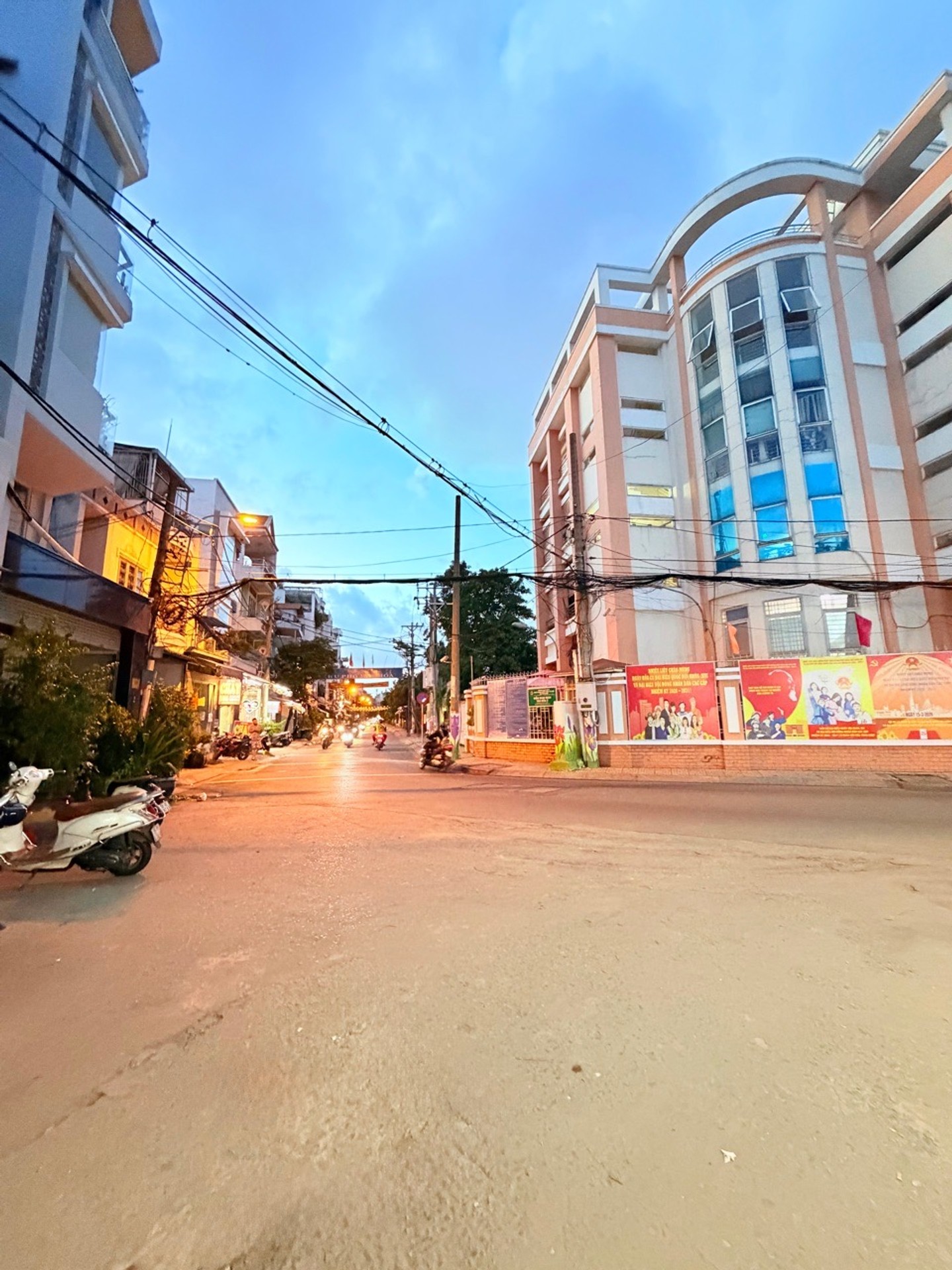 MẶT TIỀN TÂN BÌNH GIÁP QUẬN 10 - VỊ TRÍ ĐẸP KINH DOANH ĐỈNH - 74M2 NỞ HẬU - NHÀ 3 TẦNG TIỆN CẢI TẠO