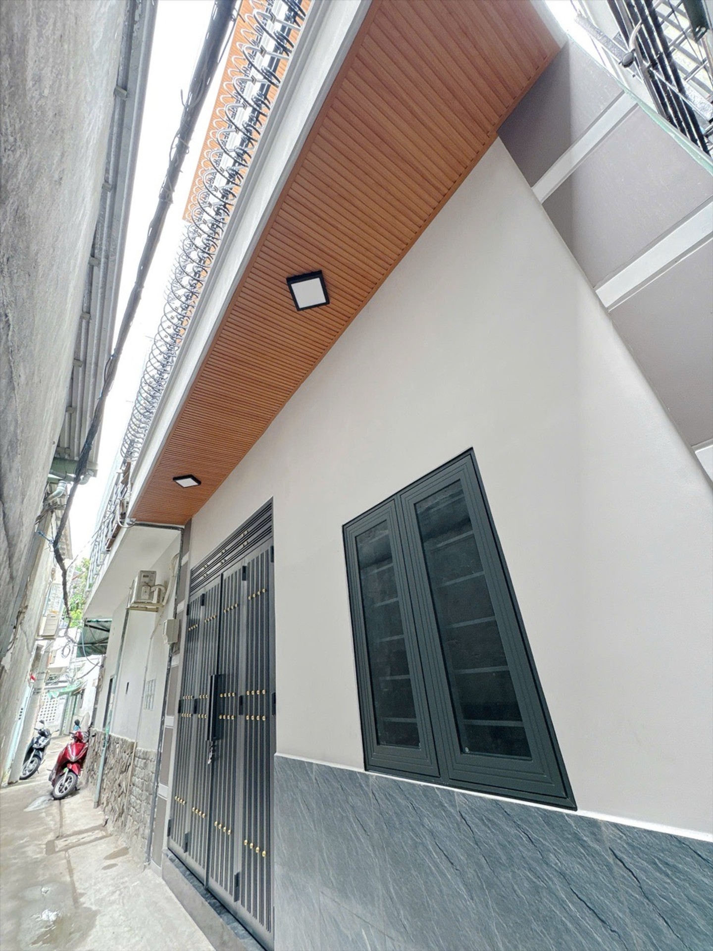 Bán nhà riêng hẻm thông thoáng tại phường Tân Hưng, diện tích 25 m2, 3 tầng mới xây