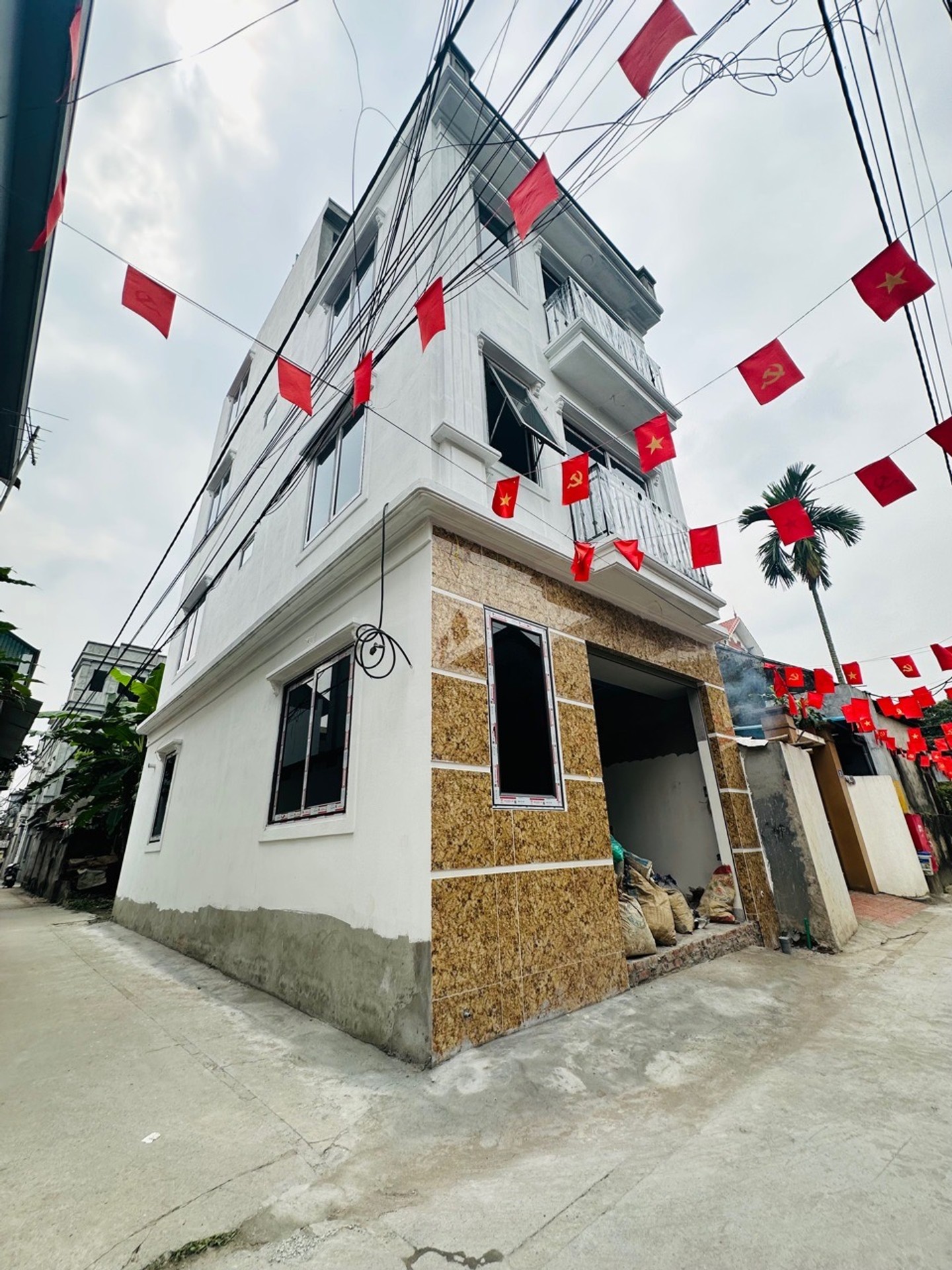 Nhà Đan Phượng , Ô tô đỗ cửa, Lô góc thoáng sáng, xây đơn lập , ở sướng
