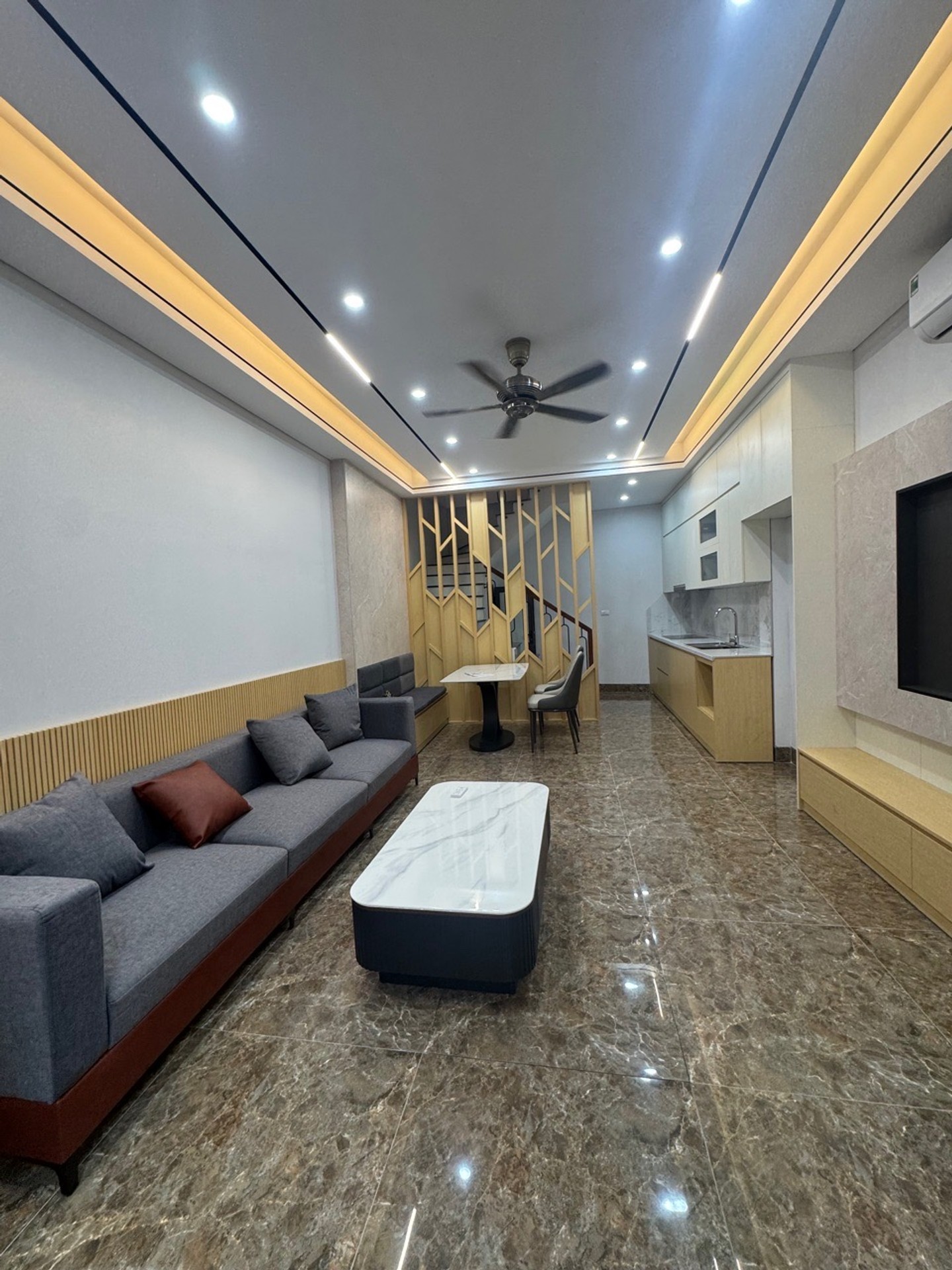 Bán nhà 5 tầng mới xây tại Lệ Mật, gần Vinhome, giá tốt