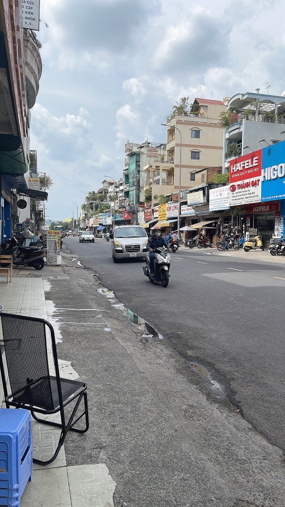 Bán nhà mặt tiền Lạc Long Quân Tân Bình, diện tích 106.7 m2, kinh doanh đỉnh