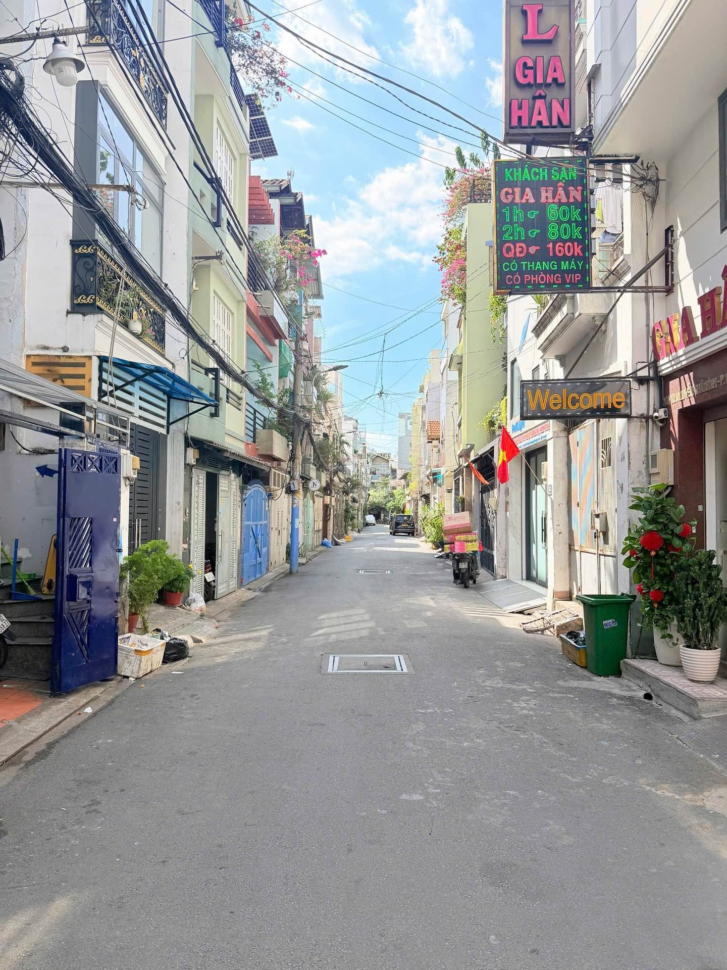 Nhà 5 tầng hẻm ôtô tránh nhau trung tâm Tân Bình, giá tốt khó bỏ lỡ
