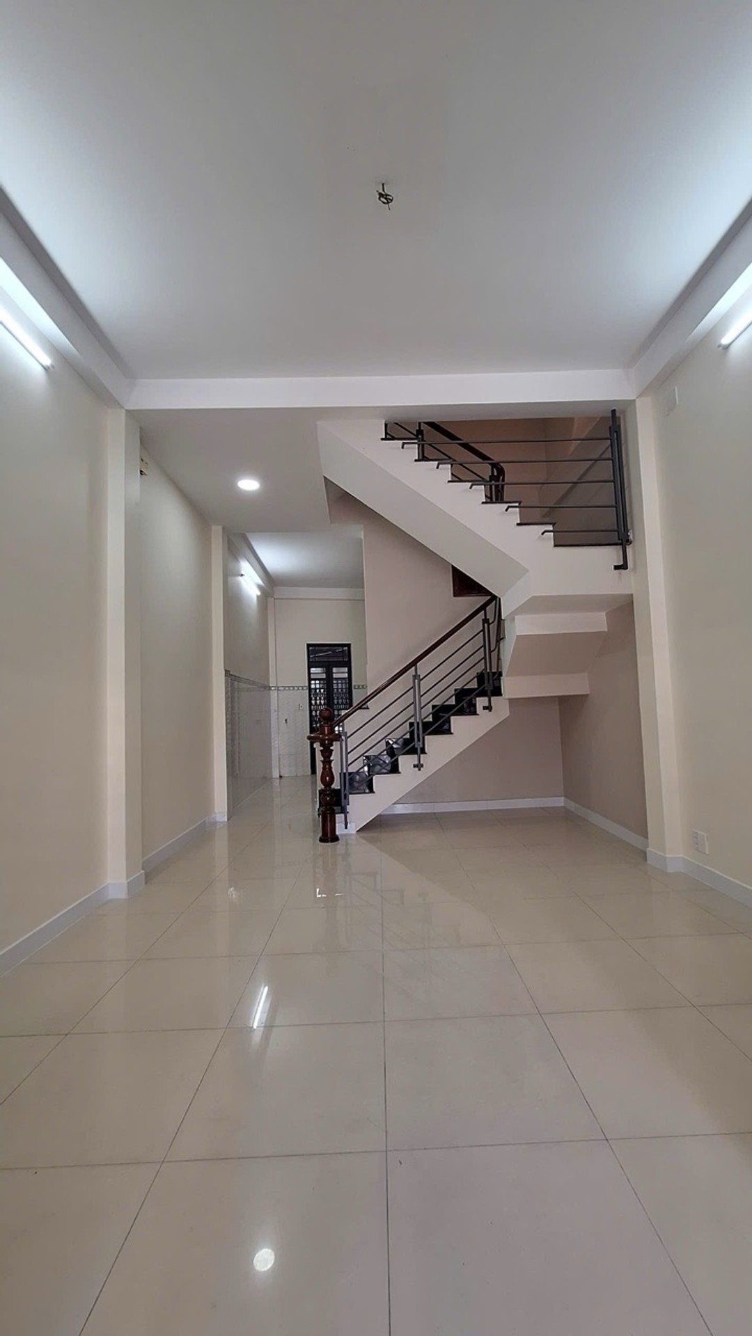 Nhà 3 tầng rộng 54m2, 2 mặt hẻm thoáng, Lạc Long Quân, quận Tân Bình, giá 7.4 tỷ
