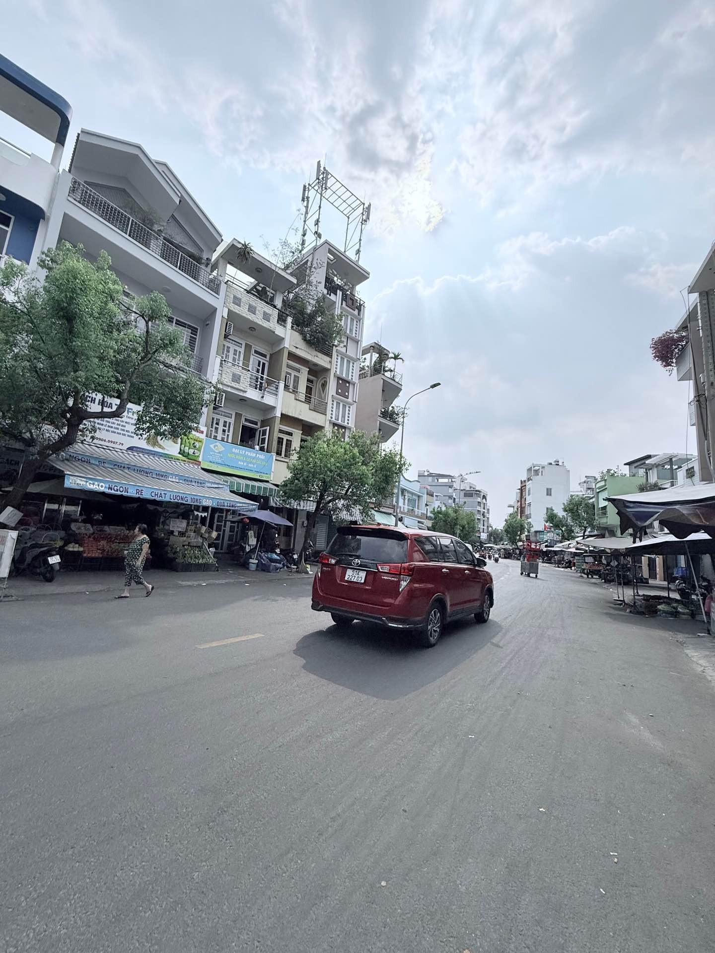 Ngôi nhà diện tích lớn , gần mặt tiền, nở hậu tài lộc , trung tâm bình thạnh.