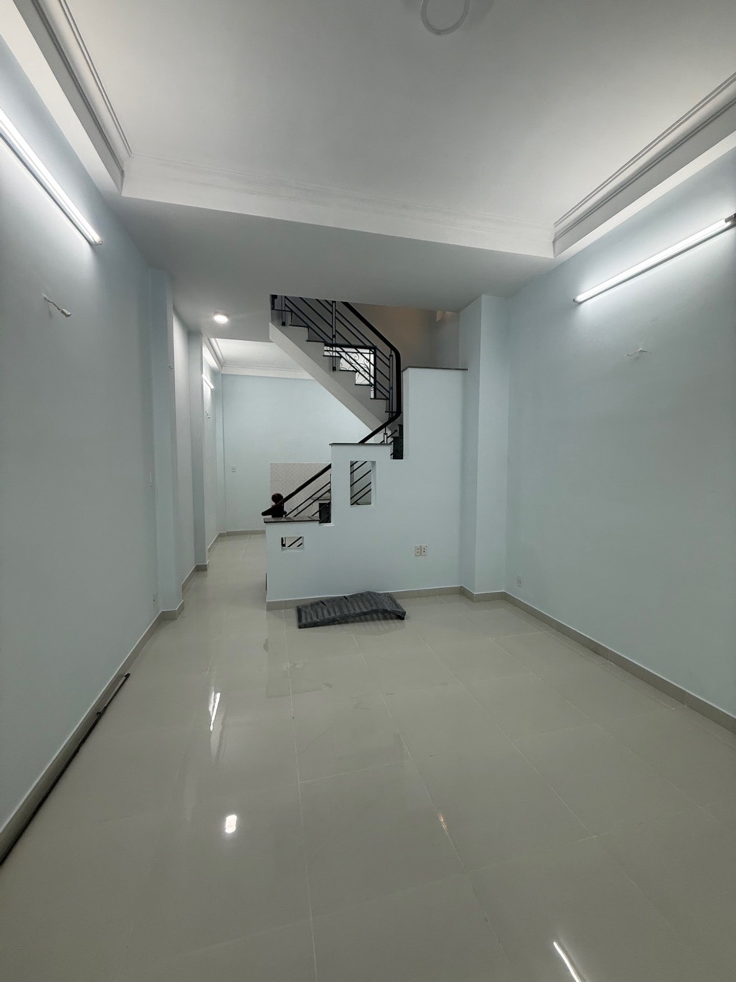 Hẻm oto đậu cửa,sát mặt tiền Phú thọ hoà.cách mặt tiền 20m .Hẻm nhựa,khu nhà cao tầng