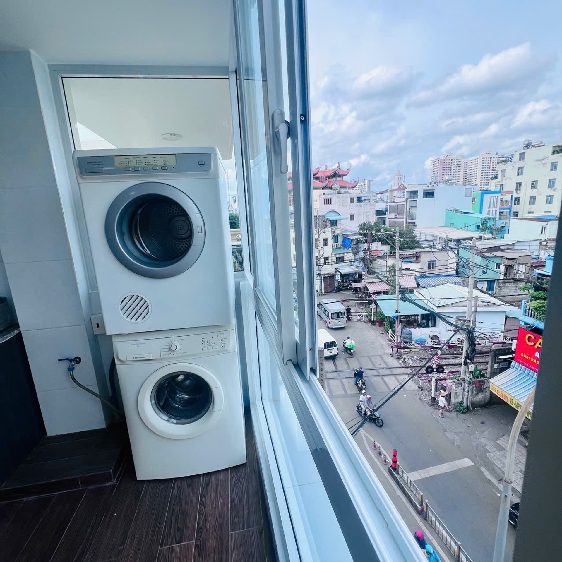 Nhà mặt phố 4 tầng hiện đại, vị trí đắc địa giá mềm