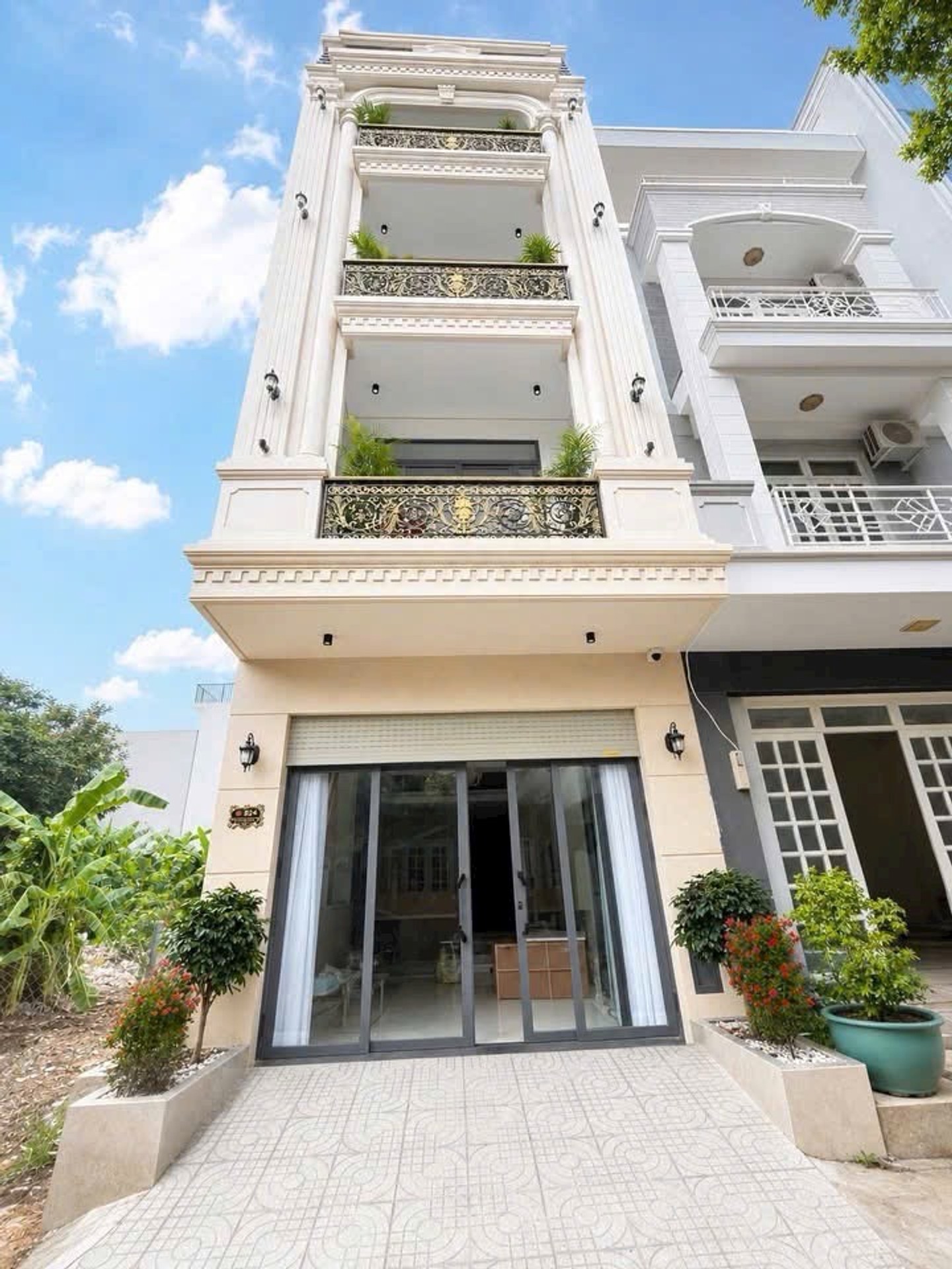 Nhà phố 2 mặt tiền Quận 7 - Đẳng cấp, tiện nghi với thang máy và năng lượng mặt trời