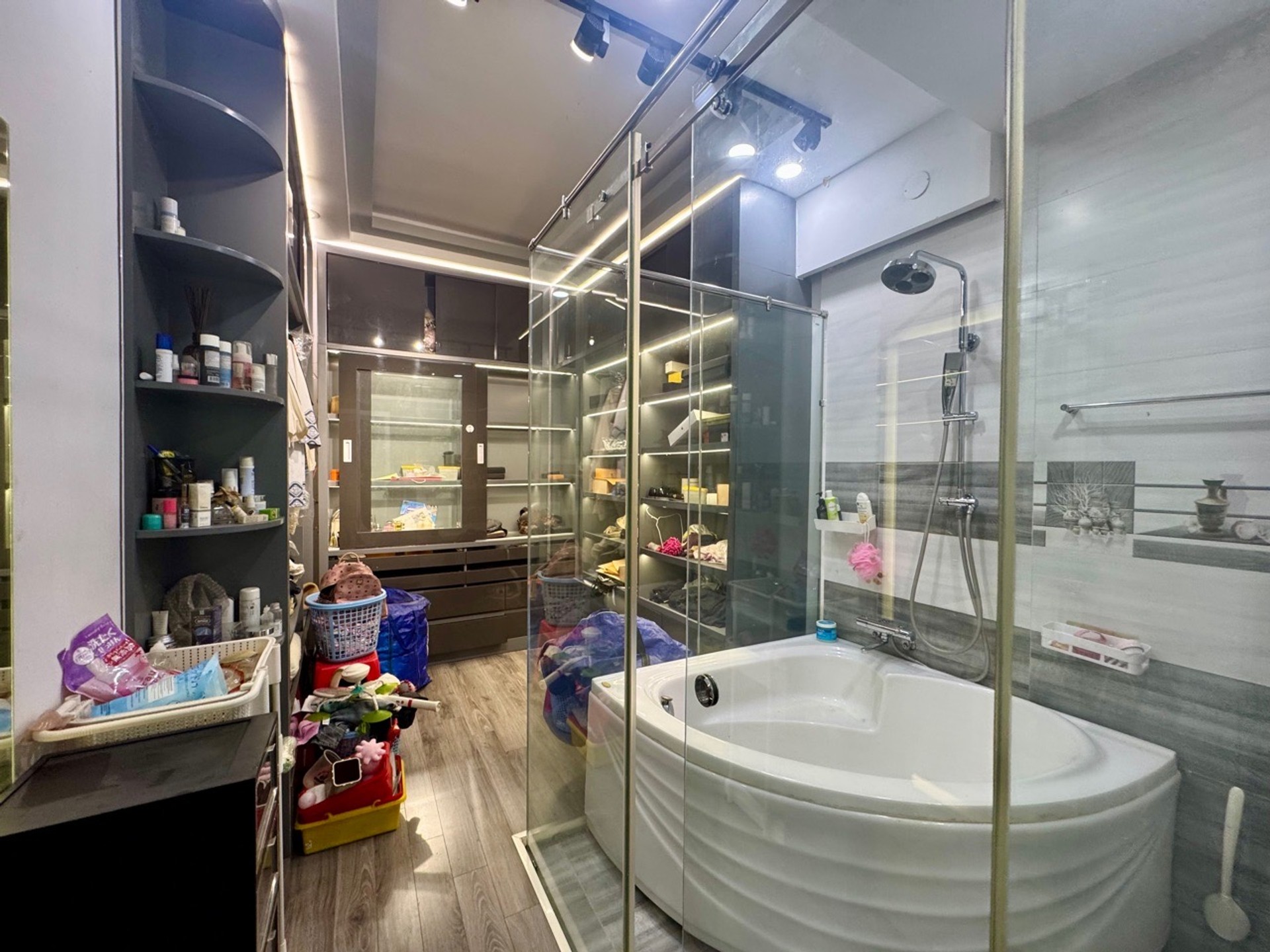 Nhà 4 tầng 5 phòng ngủ hẻm thông Ngô Gia Tự – cơ hội sở hữu hiếm có tại Quận 10