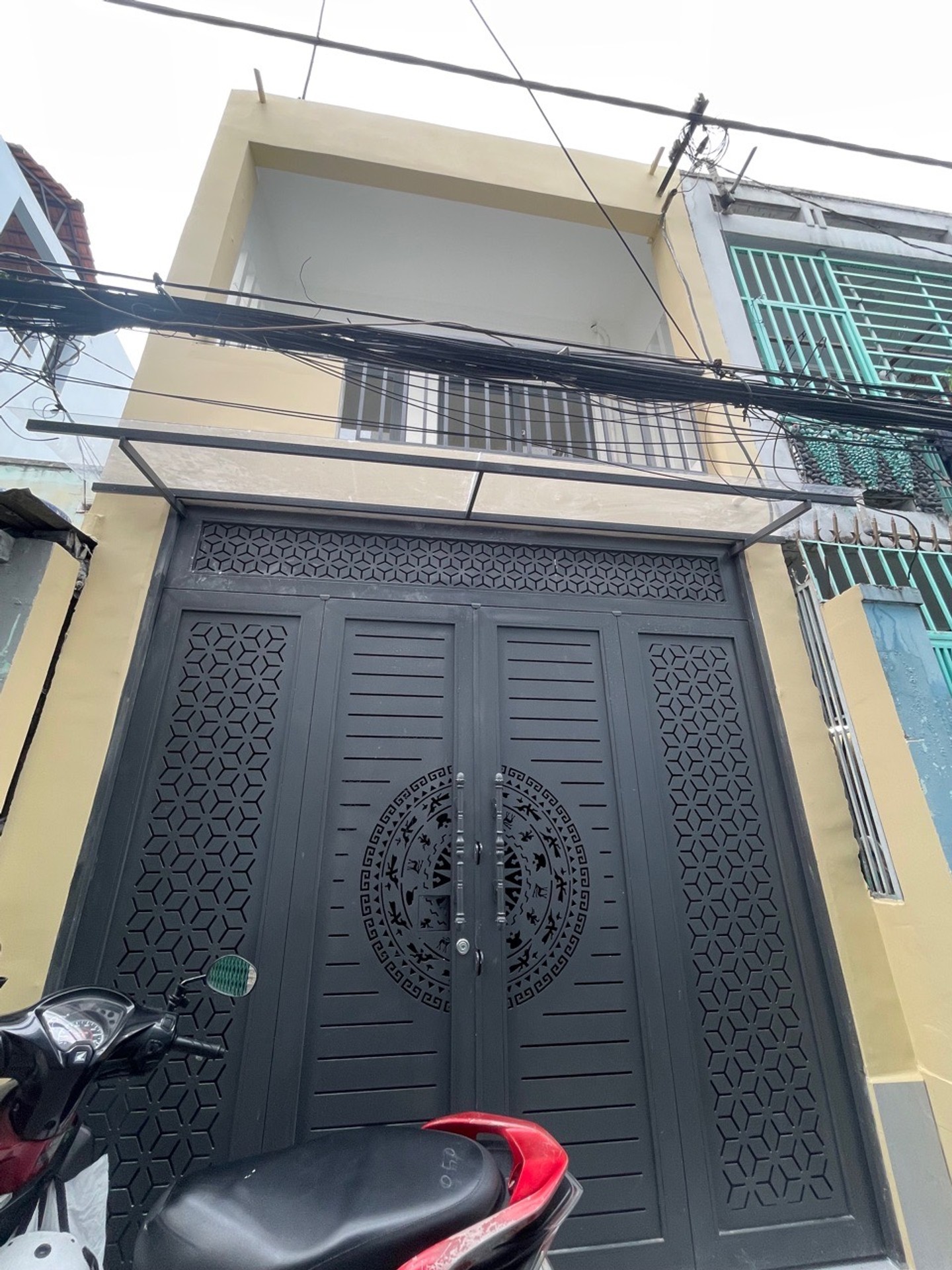 NHÀ MỚI ĐẸP - 70M2 x 2 TẦNG - SÁT MẶT TIỀN LẠC LONG QUÂN, NI SƯ HUỲNH LIÊN - HẺM THÔNG