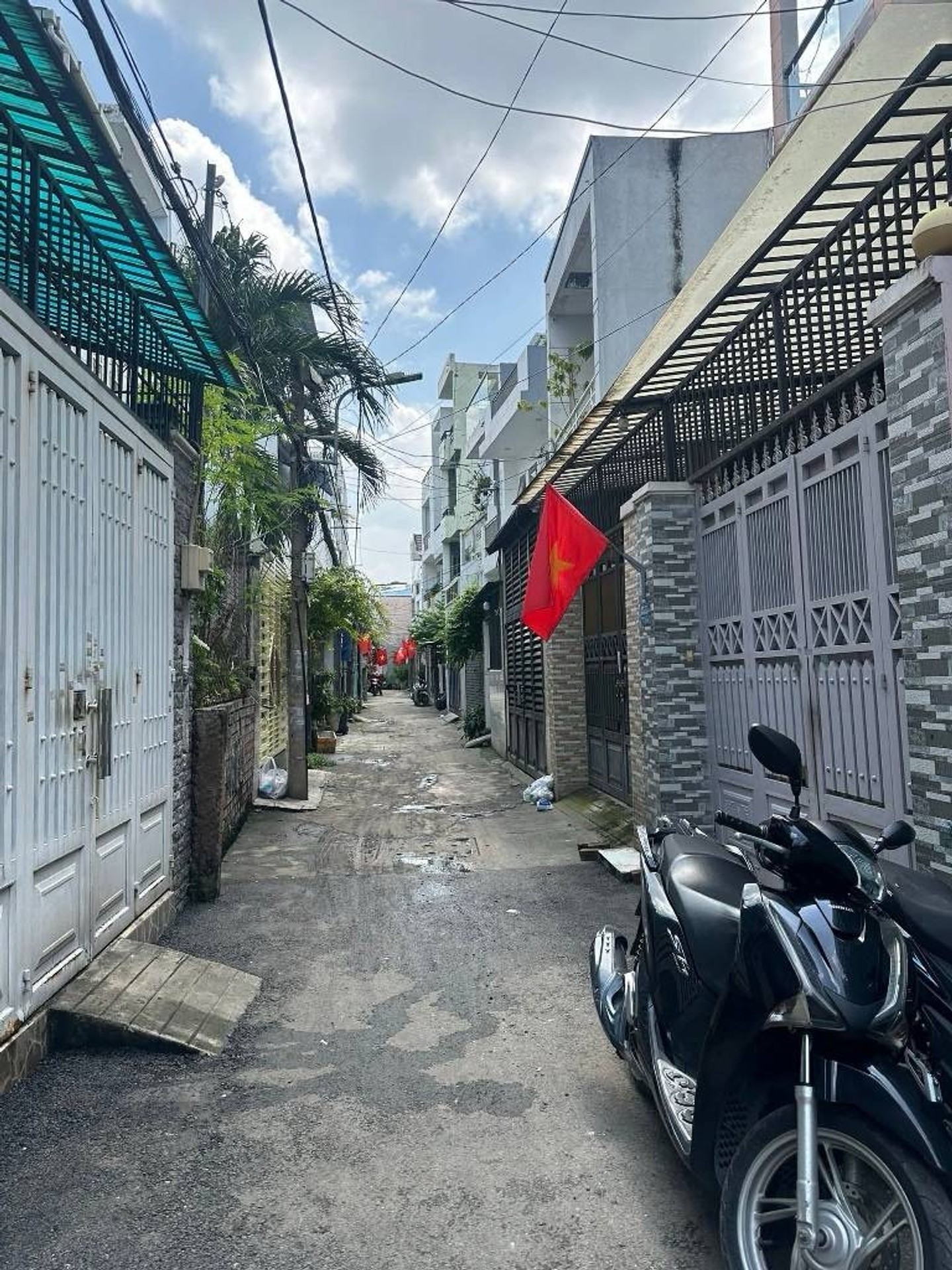 Nhà cấp 4 tặng dãy phòng trọ ngay bờ kênh Tham Lương, hẻm xe hơi thông thoáng