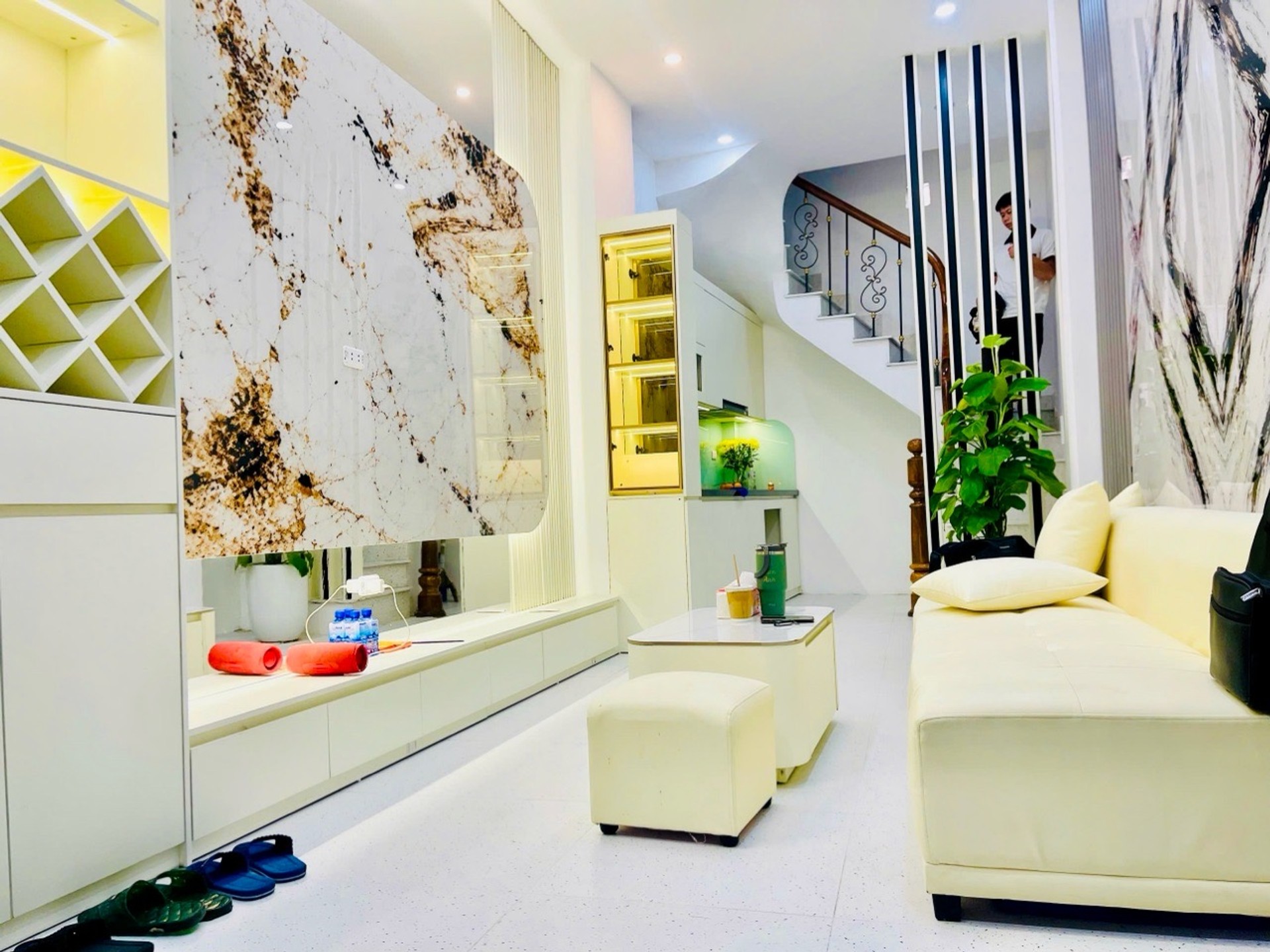 Nhà 5 tầng siêu hiếm gần phố Đội Cấn