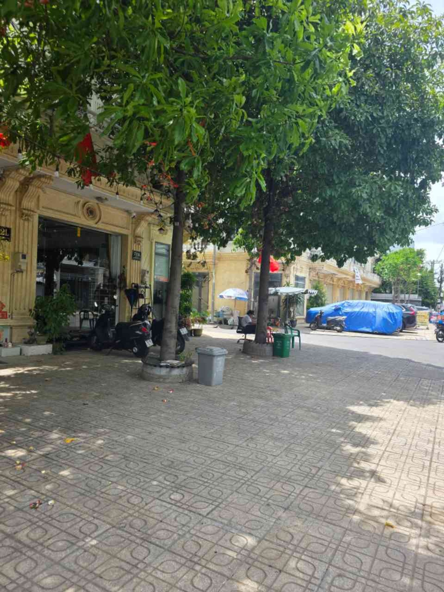 Kết cấu: 4 tầng, 5PN khép kín, 6WC
Chủ là chị Thanh làm doanh nghiệp, bán để đầu tư bên công ty.
Nh