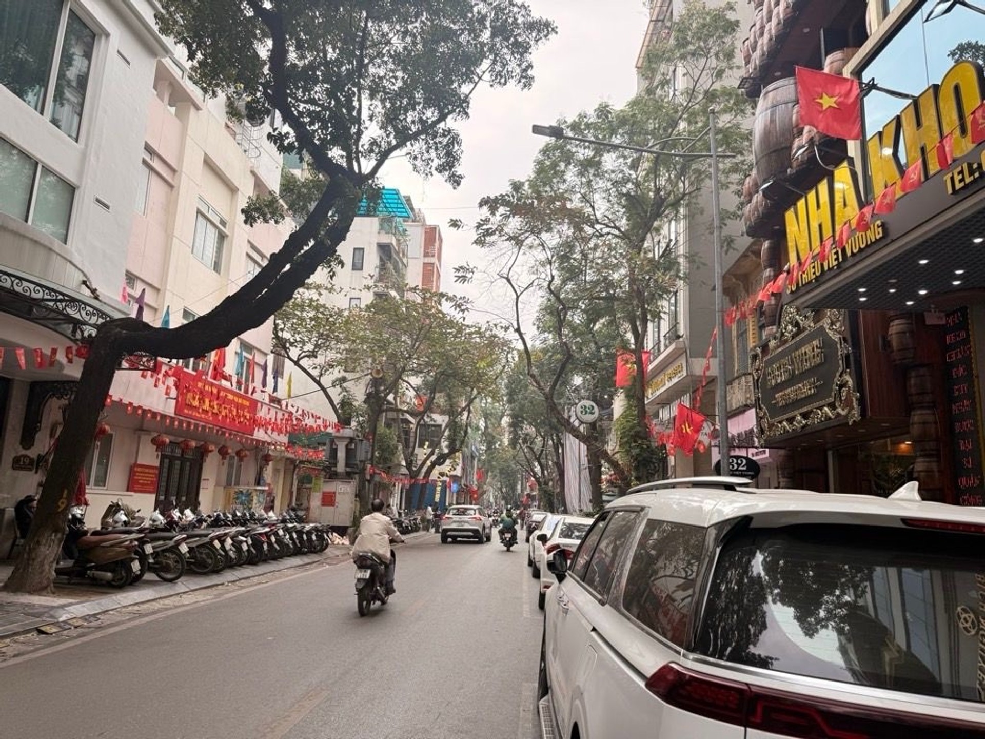 Bán văn phòng mặt phố trung tâm gần Hồ Hoàn Kiếm, diện tích 267m2, 7 tầng