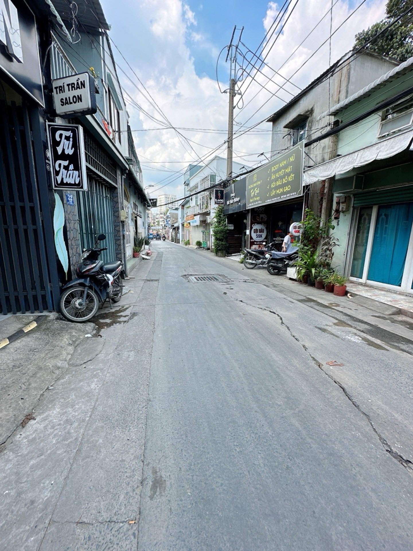 Nhà trệt lầu 2PN ở ngay, ban công rộng thoáng.
- Khu dân trí, an ninh.
- Đường 3m thông, sát đường