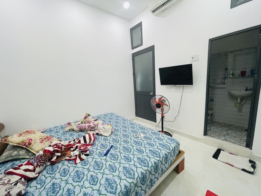 Bán nhà 2 tầng hẻm thông sát Lạc Long Quân, diện tích 52m²