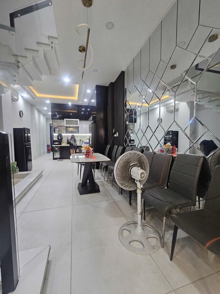 Bán nhà 3 tầng 103m2 đường Âu Cơ, tặng full nội thất cao cấp