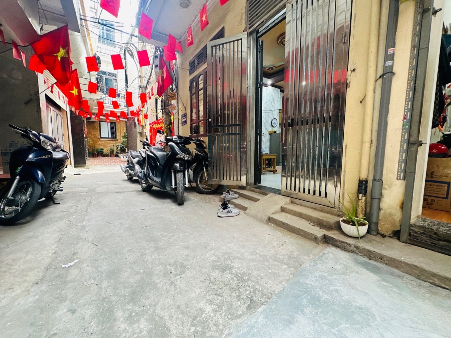 Bán nhà 4 tầng thiết kế hiện đại gần Đại học Thành Đô tại Vạn Xuân
