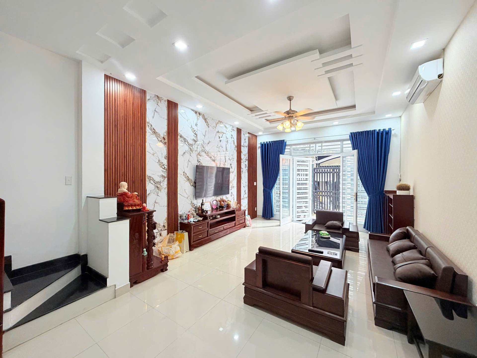 Nhà Đẹp Q.3 mua để ở,

nhà hxh lê văn sỹ trung tâm quận 3

Dt ngang 4.6m dài 10m 4 tầng sân thượng