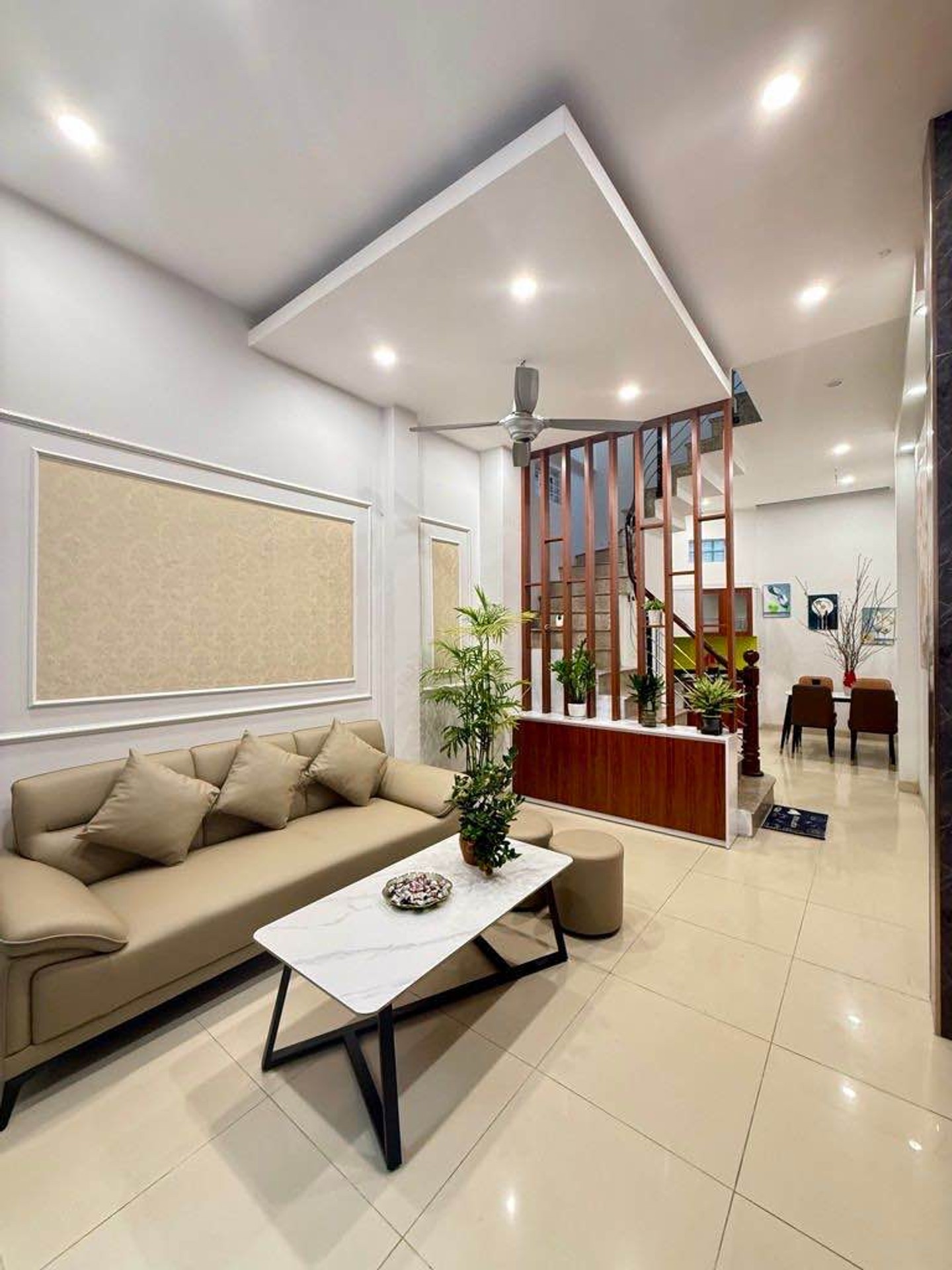 Nhà lô góc 4 tầng, 3 phòng ngủ, ngõ ô tô tải tránh Định Công Hạ