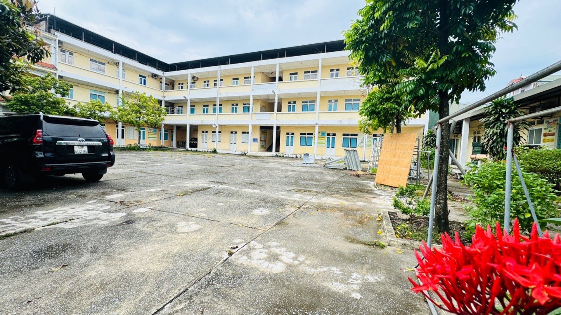 Bán văn phòng 3 tầng rộng 1981m2 Mặt đường QL32 , Sát Vành đai 4 hoài đức