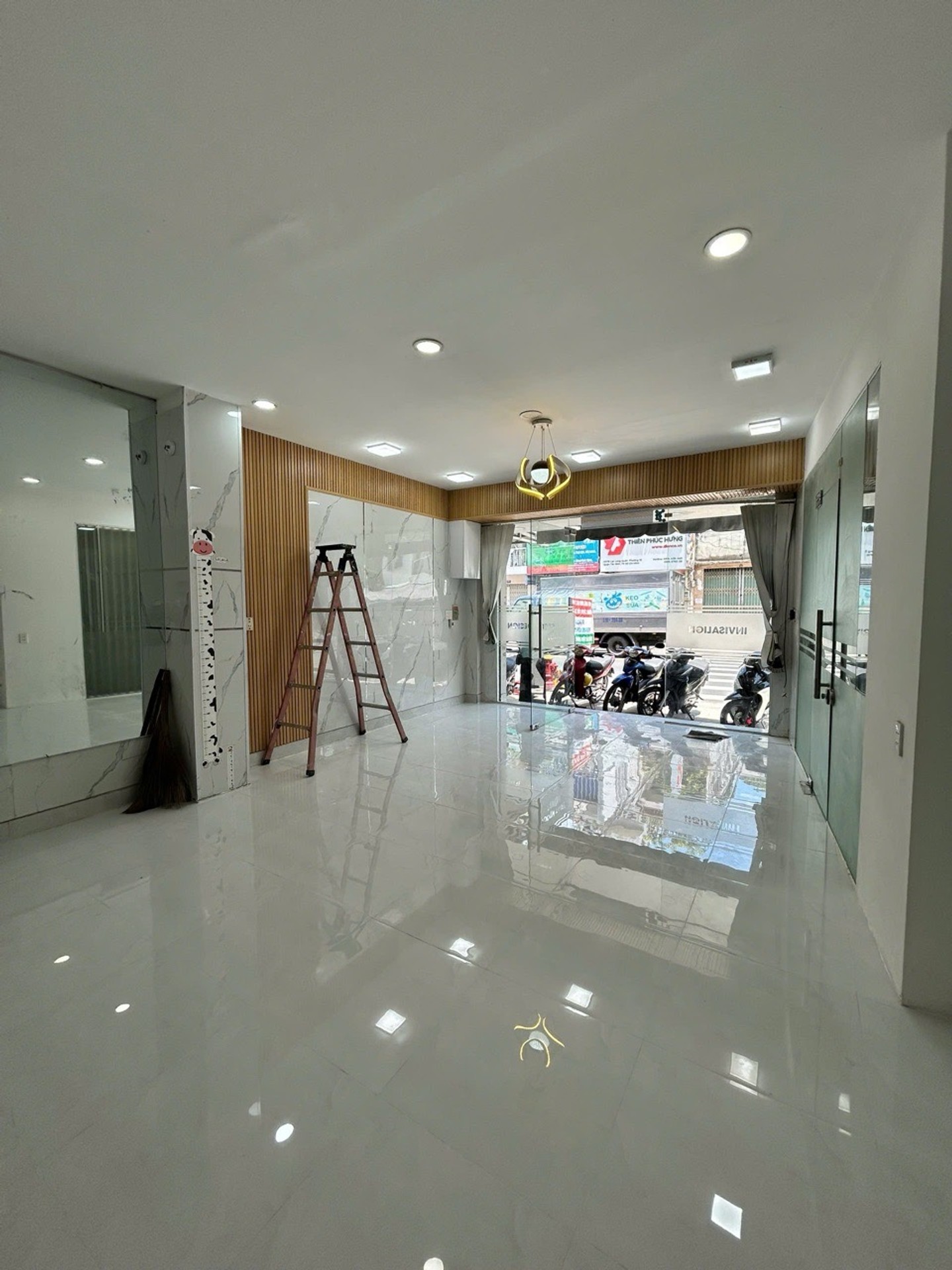 40m- Căn góc 2 mặt tiền- 4 tầng- Lạc Long Quân- Không lỗi- Ko quy hoạch