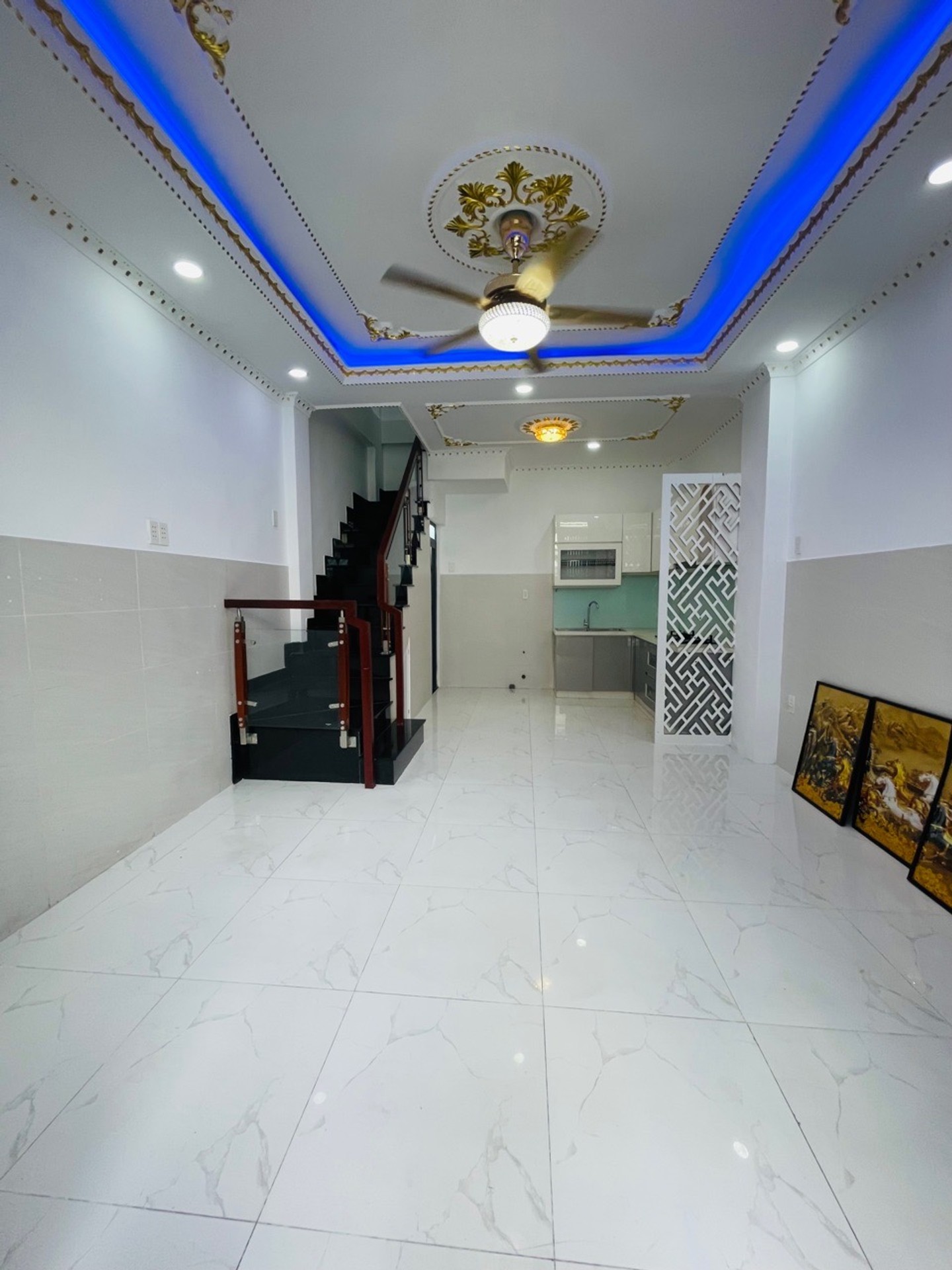 Nhà 2 tầng 28m2 hẻm xe hơi, 2PN 2WC, giá 3,85 tỷ tại đường chiến lược