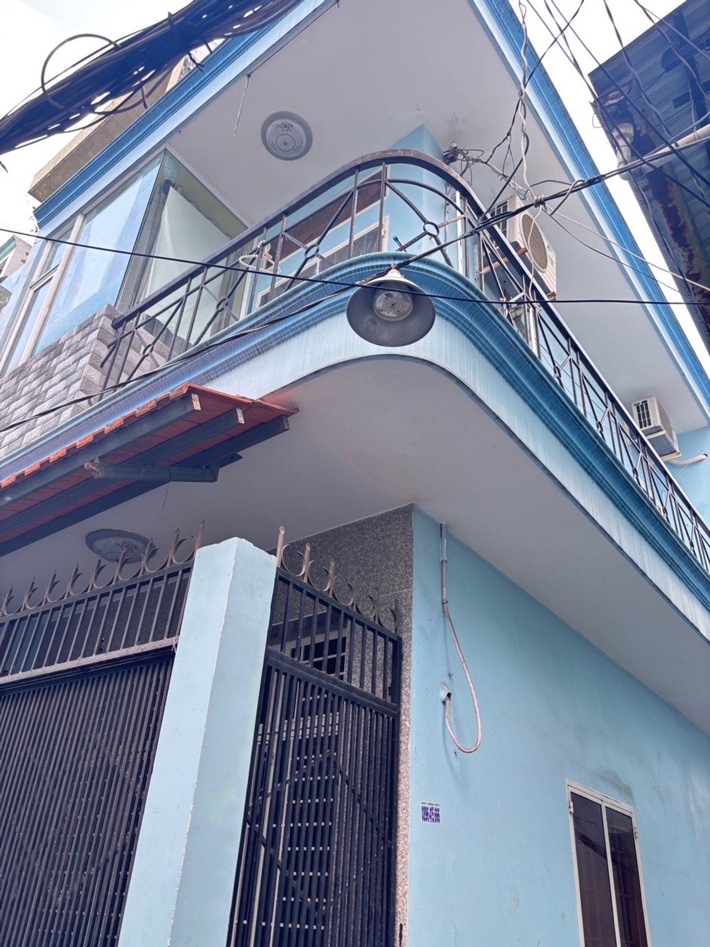 Nhà lô góc 2 tầng thoáng mát, hẻm thông các ngã, giá tốt