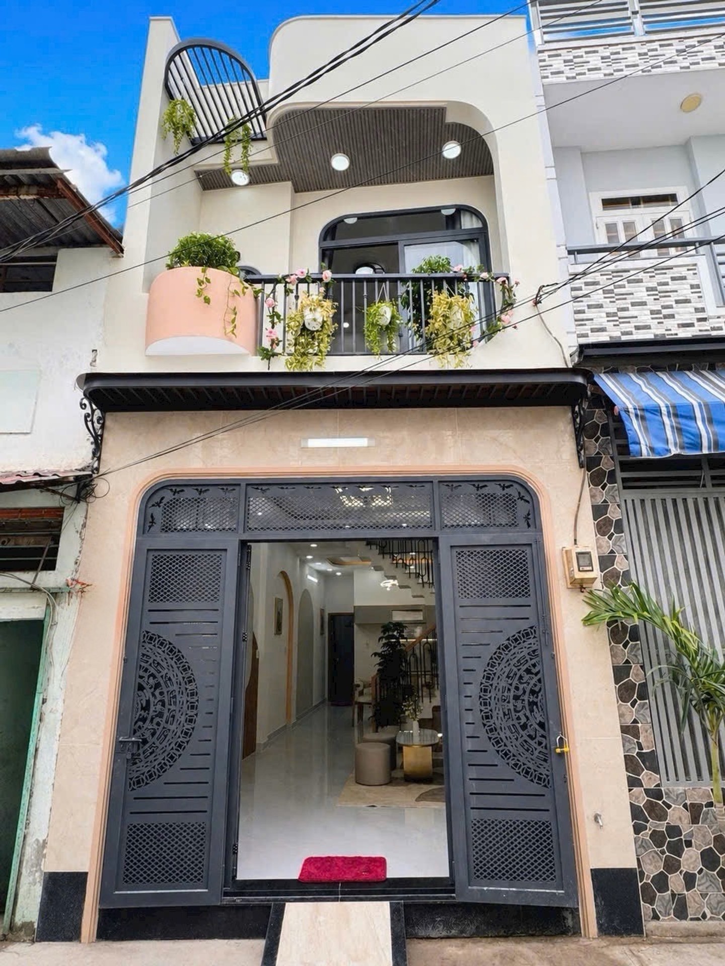 Nhà mới 2 tầng đẹp, xe hơi vào ngay Bình Tân