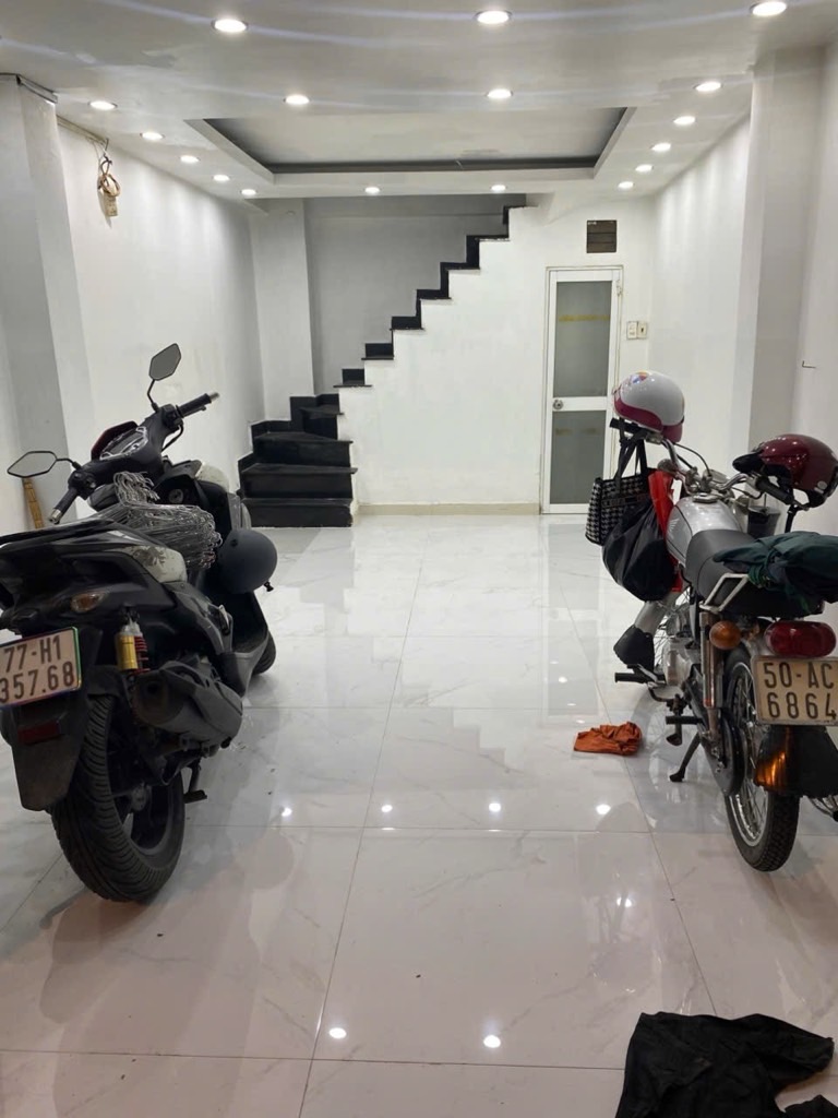 Nhà mặt phố đẹp 4 tầng, giá giảm sốc tại quận trung tâm