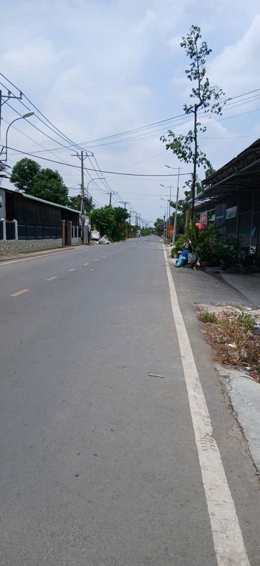 Biệt thự mái Thái 2 mặt tiền đường nhựa xe tải thông Lê Minh Xuân, Bình Chánh.