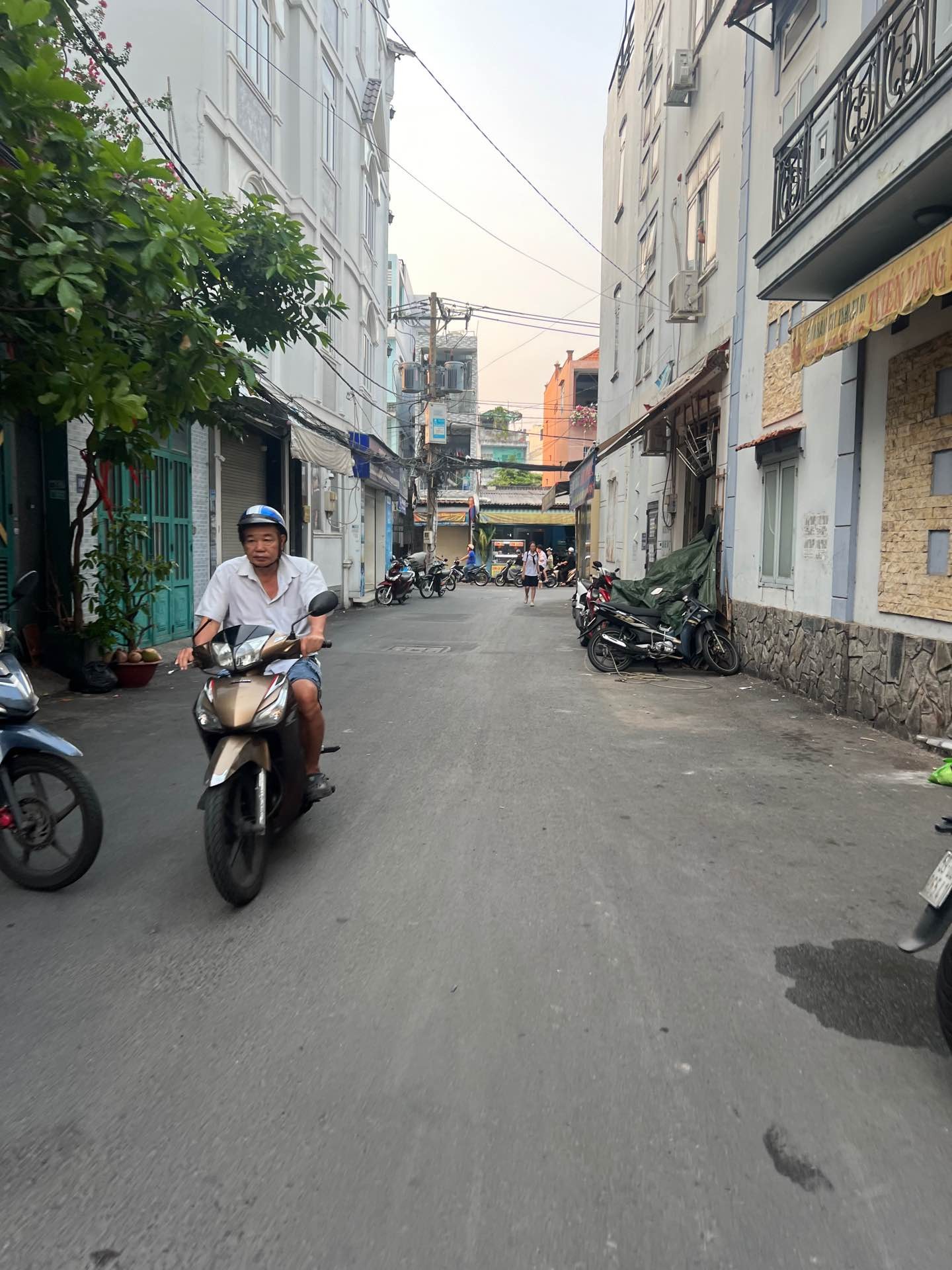 Nhà 5 tầng gần ngã tư Bảy Hiền, diện tích vừa phải tại Tân Bình