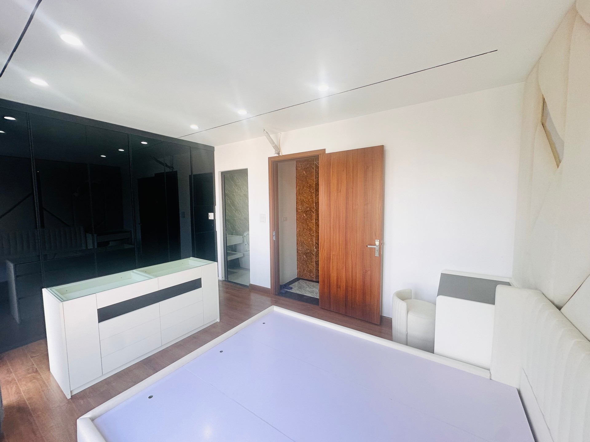Nhà đẹp sáng thoáng, thang máy, gần phố Cổ Linh