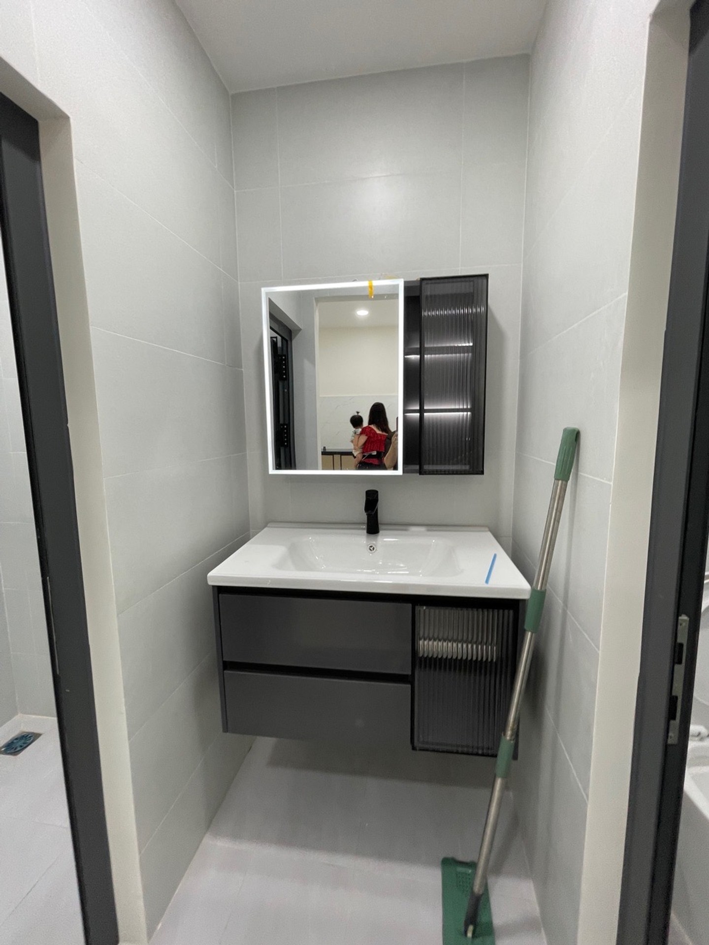 Bán nhà 2 tầng 70m2 hẻm sát mặt tiền Lạc Long Quân giá 8.3 tỷ