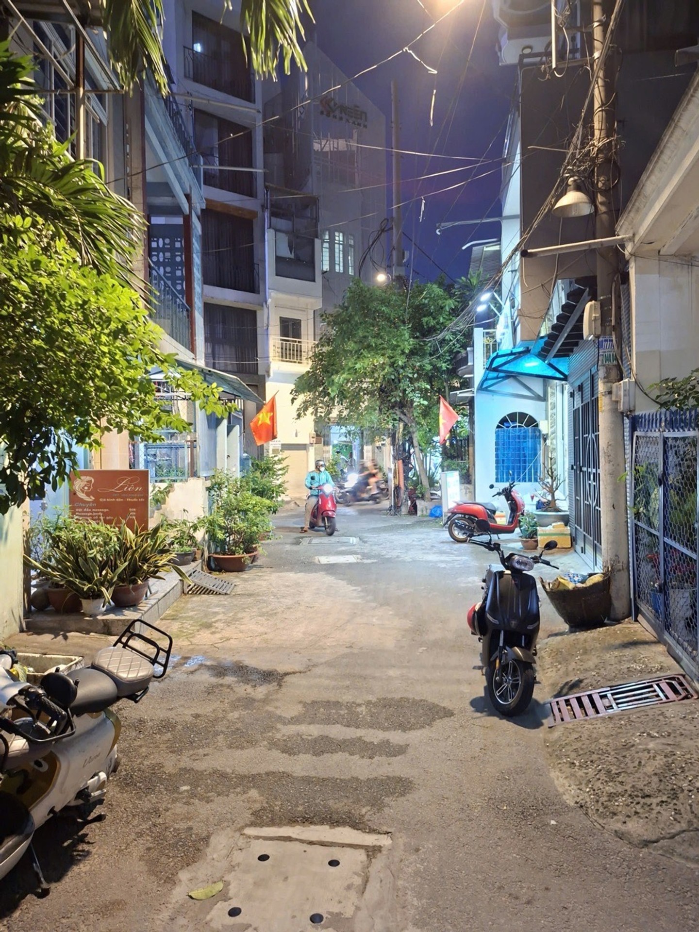 Bán nhà 3 tầng mới xây, 23m2, Tân Bình, gần sân bay