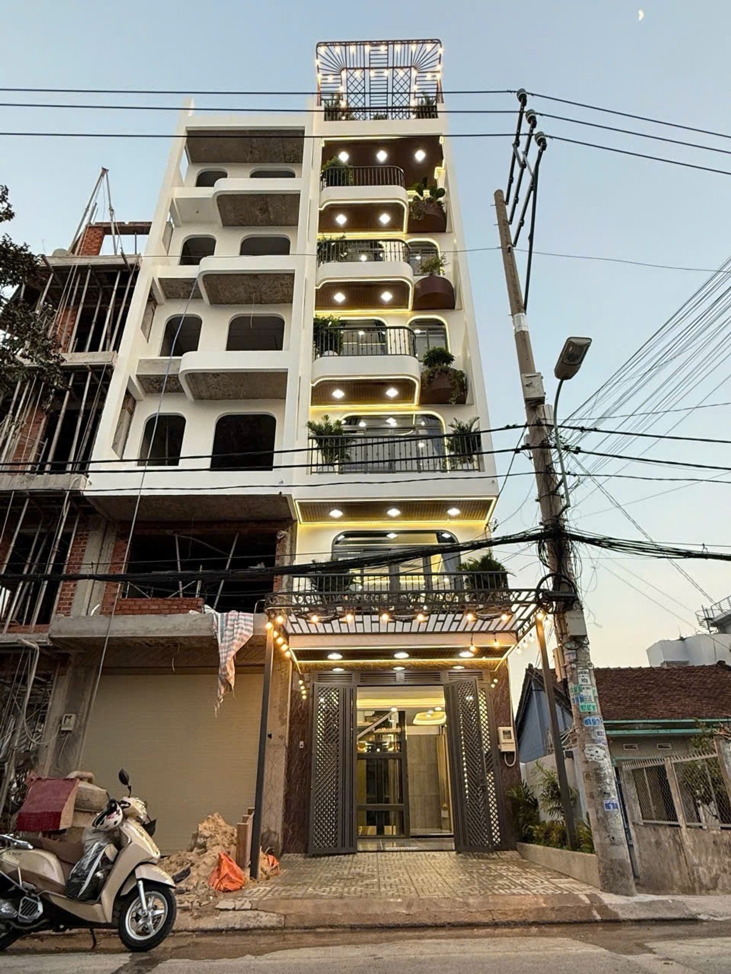 Nhà mặt phố Tân Thới Nhất 7 tầng sang trọng,thang máy hiện đại nội thất đầy đủ
