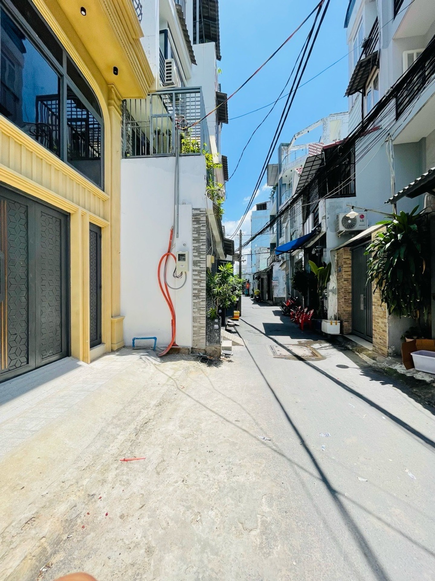 Bán tòa nhà 6 tầng 15 phòng cho thuê gần sân bay, hướng đông nam