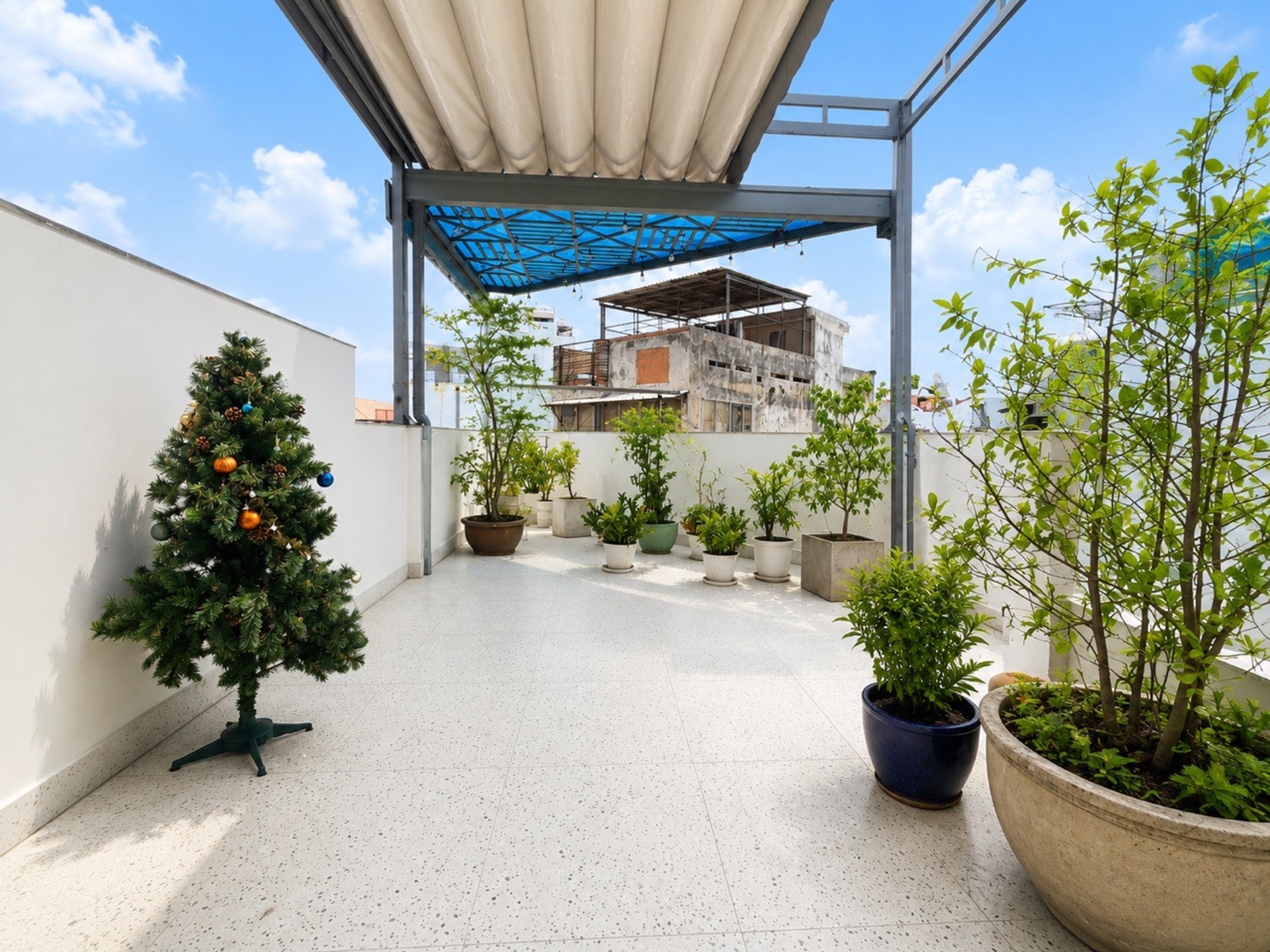 🔥 LÔ GÓC HẺM XE TẢI – 5 TẦNG – THANG MÁY XỊN – KHU PHAN XÍCH LONG
GẦN 60M² • GẦN MẶT TIỀN