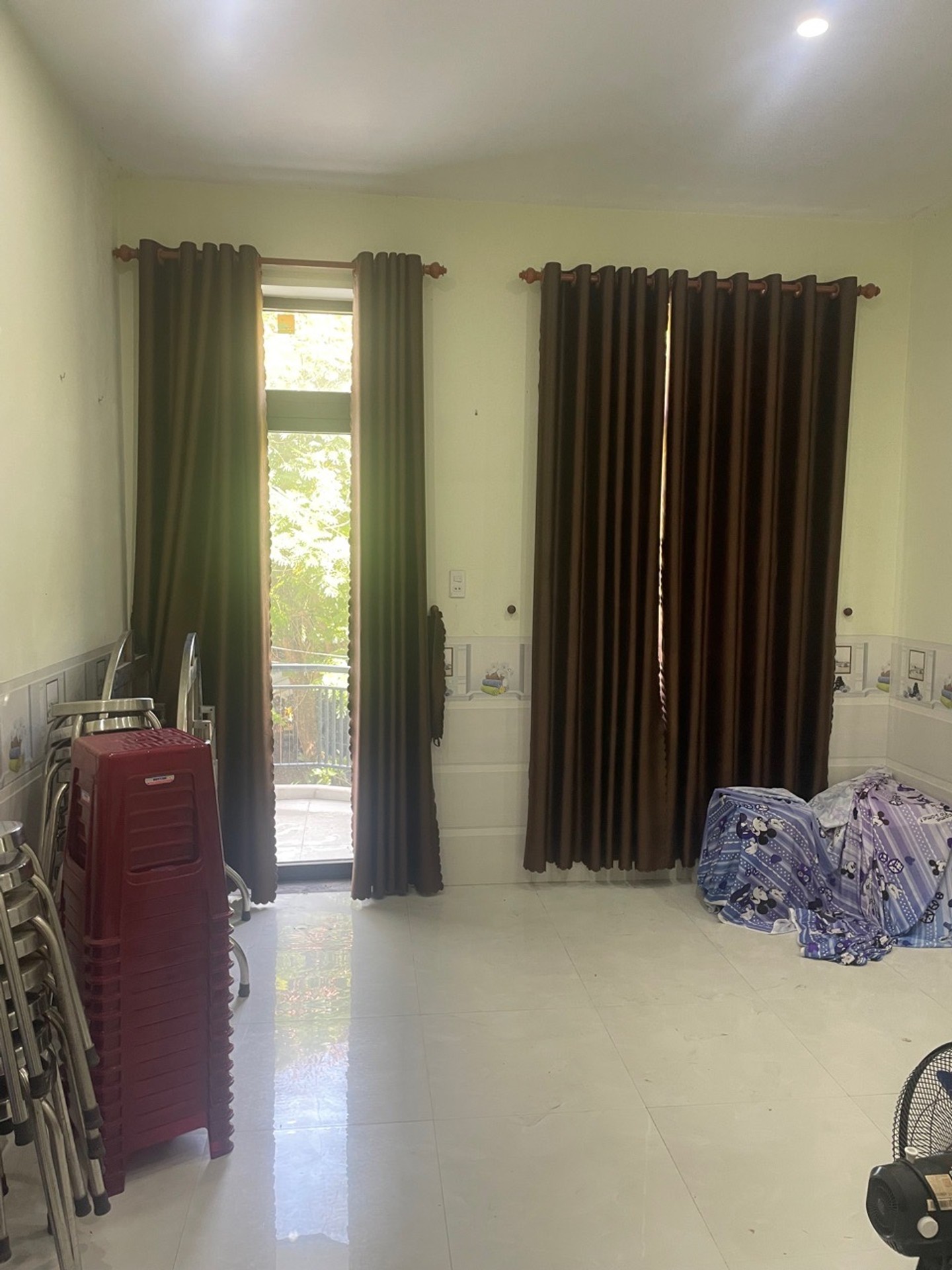 Bán nhà mặt phố 3 tầng, 5 phòng ngủ, giá 5.5 tỷ tại trung tâm thành phố