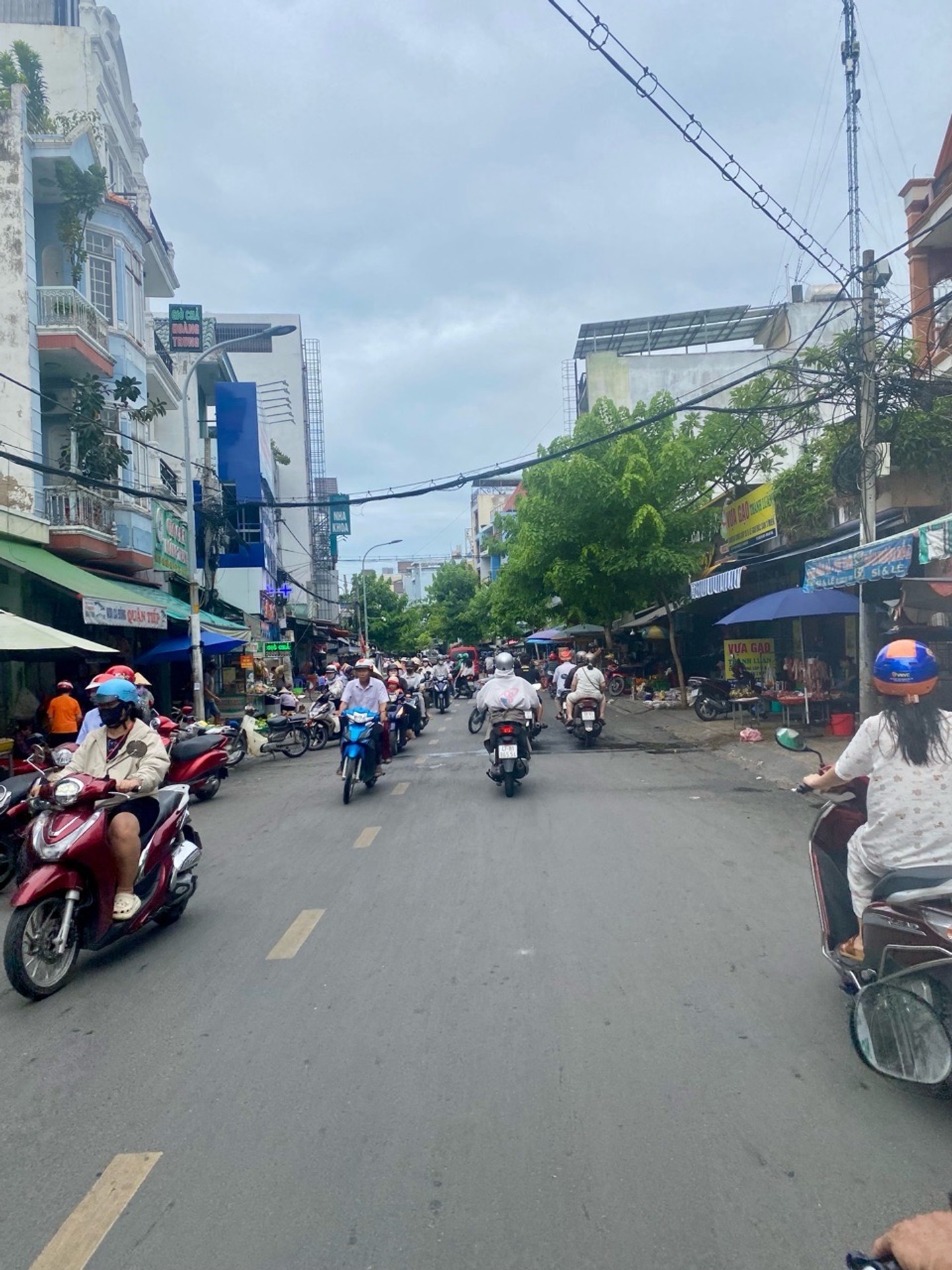 Nhà mặt phố sầm uất ngay chợ Phạm Văn Bạch, cơ hội đầu tư lý tưởng