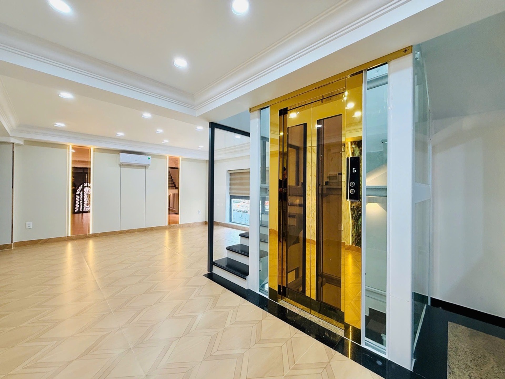 Bán nhà 7 tầng mặt tiền rộng, khu VIP quận Cầu Giấy