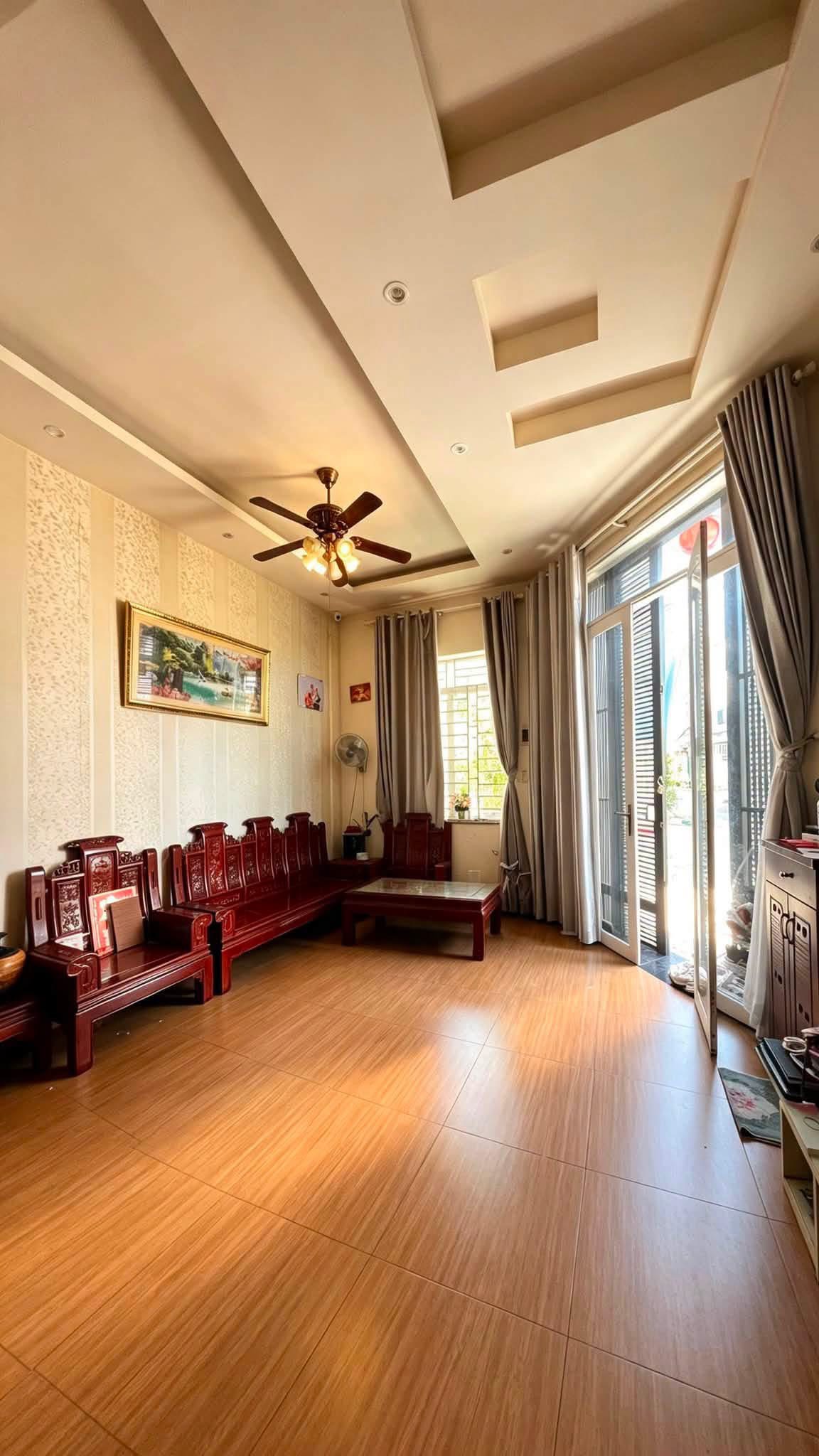 Nhà 1 trệt 3 lầu, gara 2 xe hơi – Huỳnh Thị Đồng – Thanh Khoản 7,6 Đồng (TL) Diện Tích: 5 x 10m