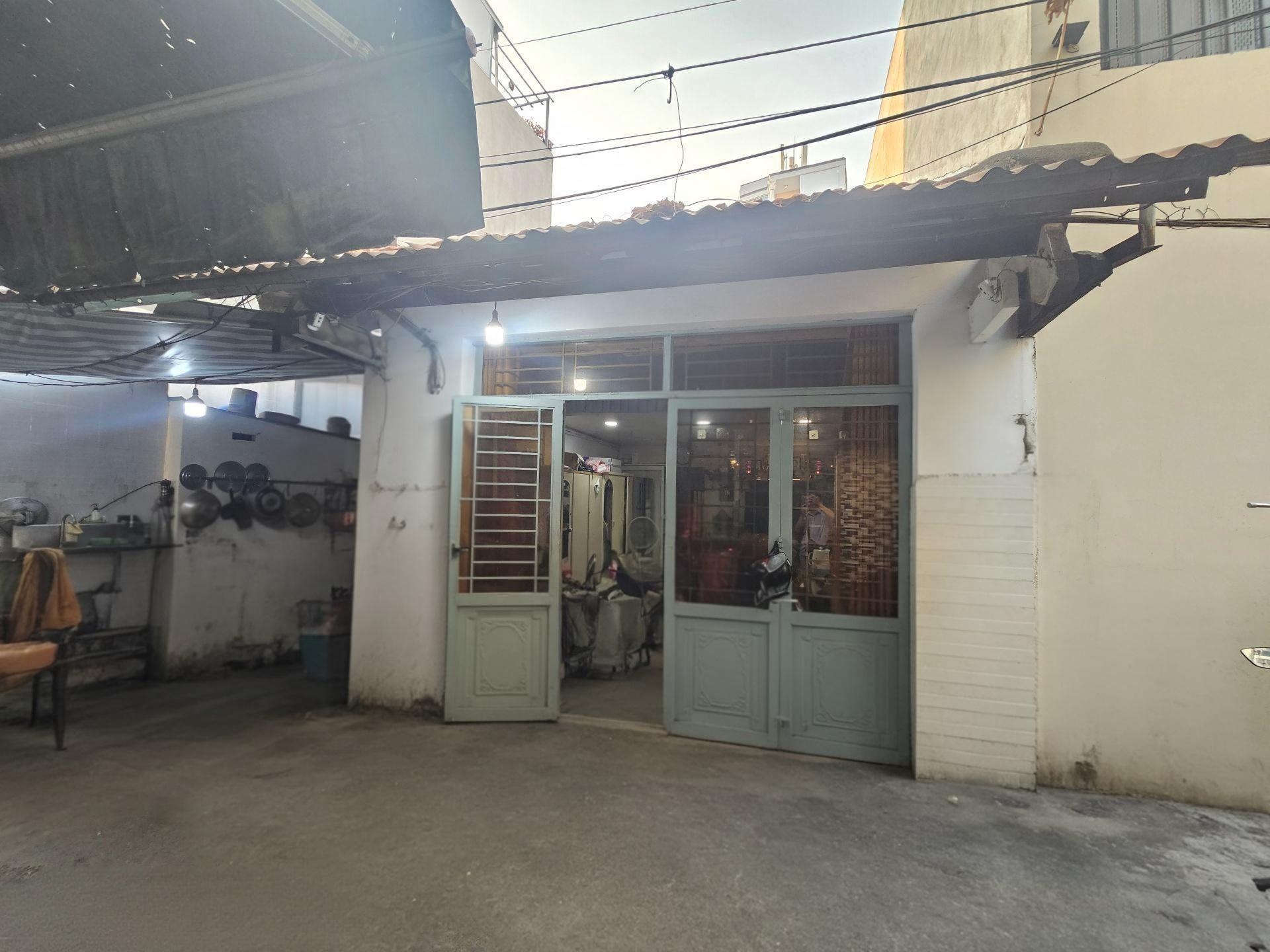 Gần cầu Nguyễn Khoái - Hẻm ô tô - 108m2 - Nhỉnh 12 tỷ - Ngang 8.6 - Sổ đẹp vuông