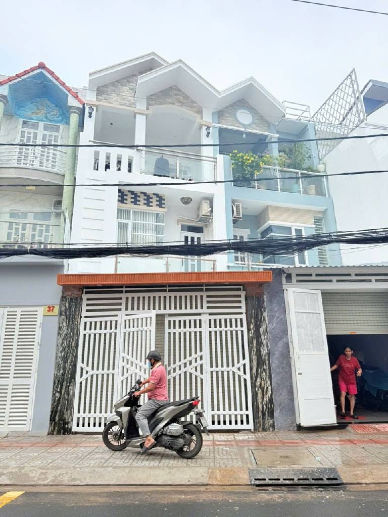 Bán nhà mặt phố Huỳnh Thị Đồng, Trung tâm Nhà Bè, 3 tầng, mặt tiền 4.6m, diện tích 62m2