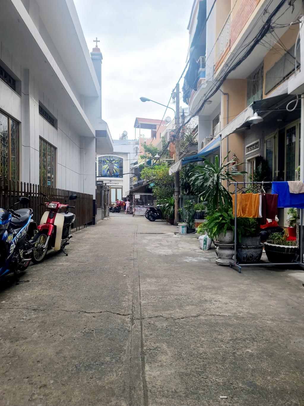Biệt Thự Phố Cao Cấp Hướng Đông Bắc Tại Quận Tân Bình